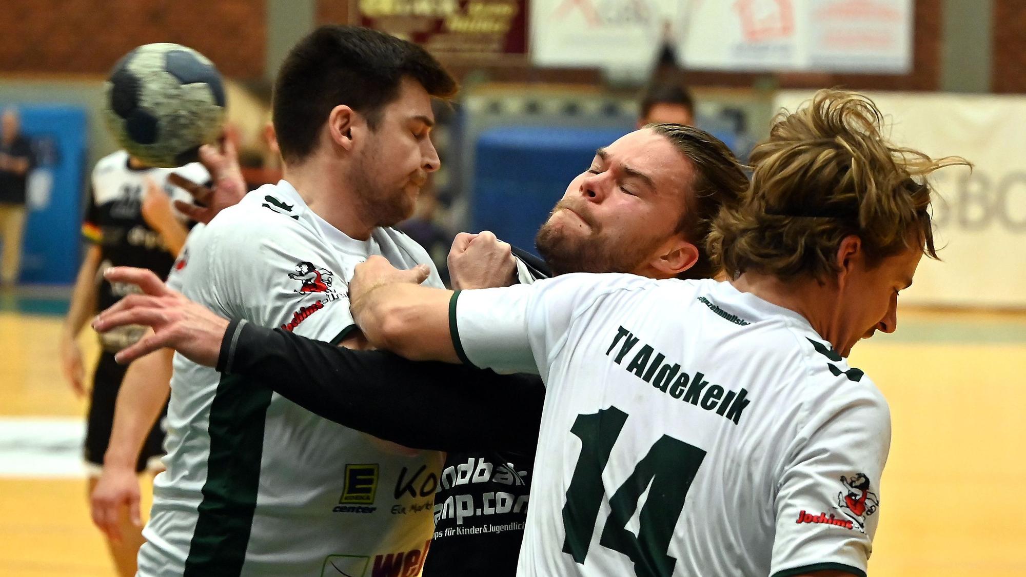 25.11.2023, Handball-TuS Opladen-Aldekerk
mitte: Maurice Meurer (Opladen)
Foto: Uli Herhaus