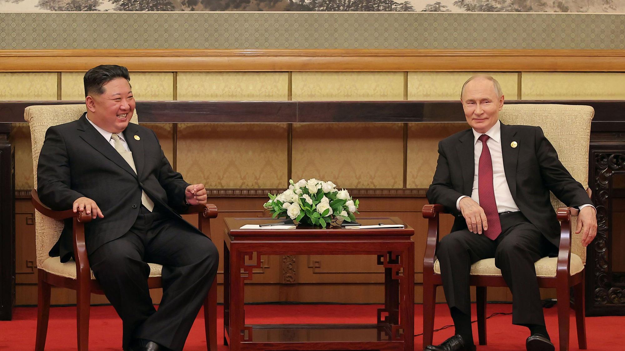 Kim Jong-un und Wladimir Putin bei einem Treffen in Peking am 02. September während der Militärparade zum 80. Jahrestag der Kapitulation Japans.