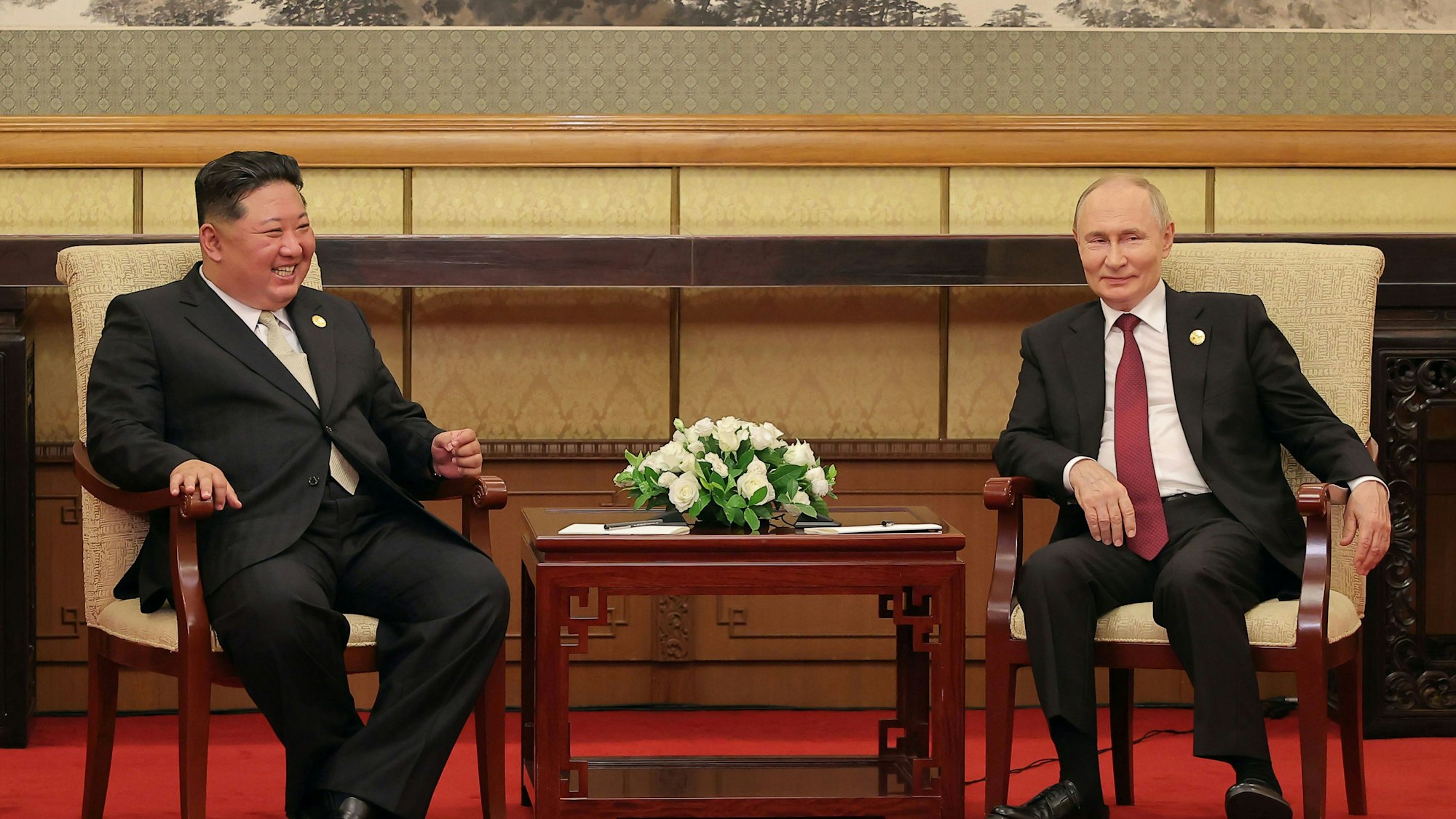 Kim Jong-un und Wladimir Putin bei einem Treffen in Peking am 02. September während der Militärparade zum 80. Jahrestag der Kapitulation Japans.