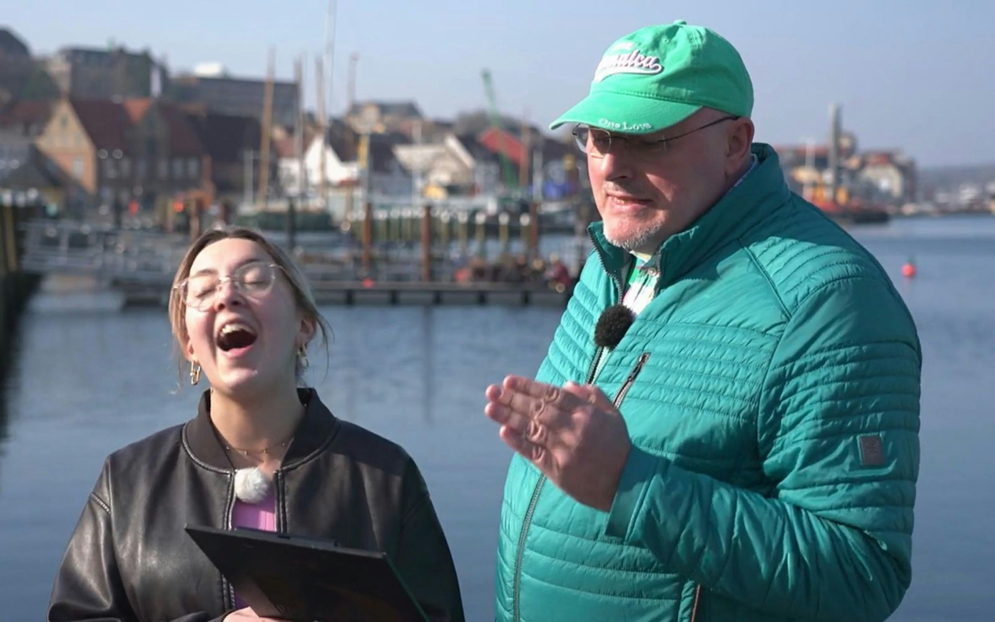 „Ich habe noch nie Risotto gegessen“, gesteht Frank (59) an Tag 4 in Flensburg. Nele (24) ist amüsiert. (Bild: RTL)