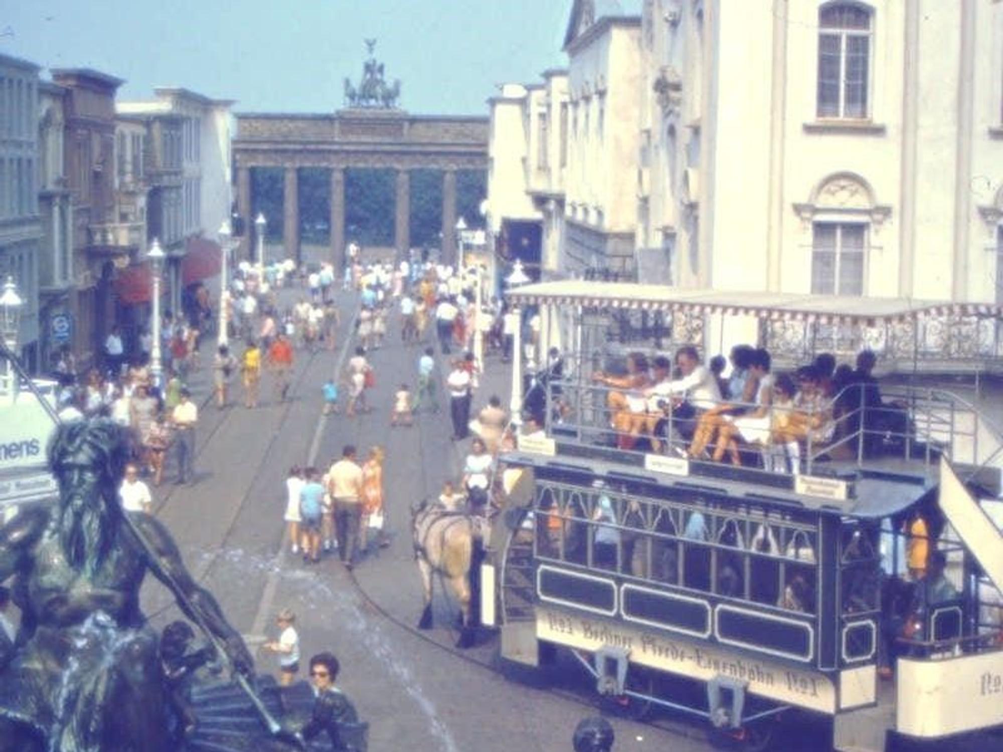Historisches Foto aus dem Phantasialand. Im Hintergrund die Nachbildung vom Brandenburger Tor, eine der ersten Attraktionen des Parks.