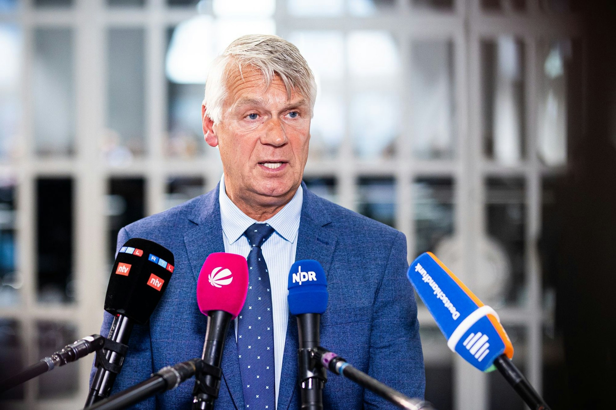 Landespolizeipräsident Brockmann schilderte im Landtag bislang unbekannte Details zum Verhalten des Friedland-Verdächtigen. (Archivbild)