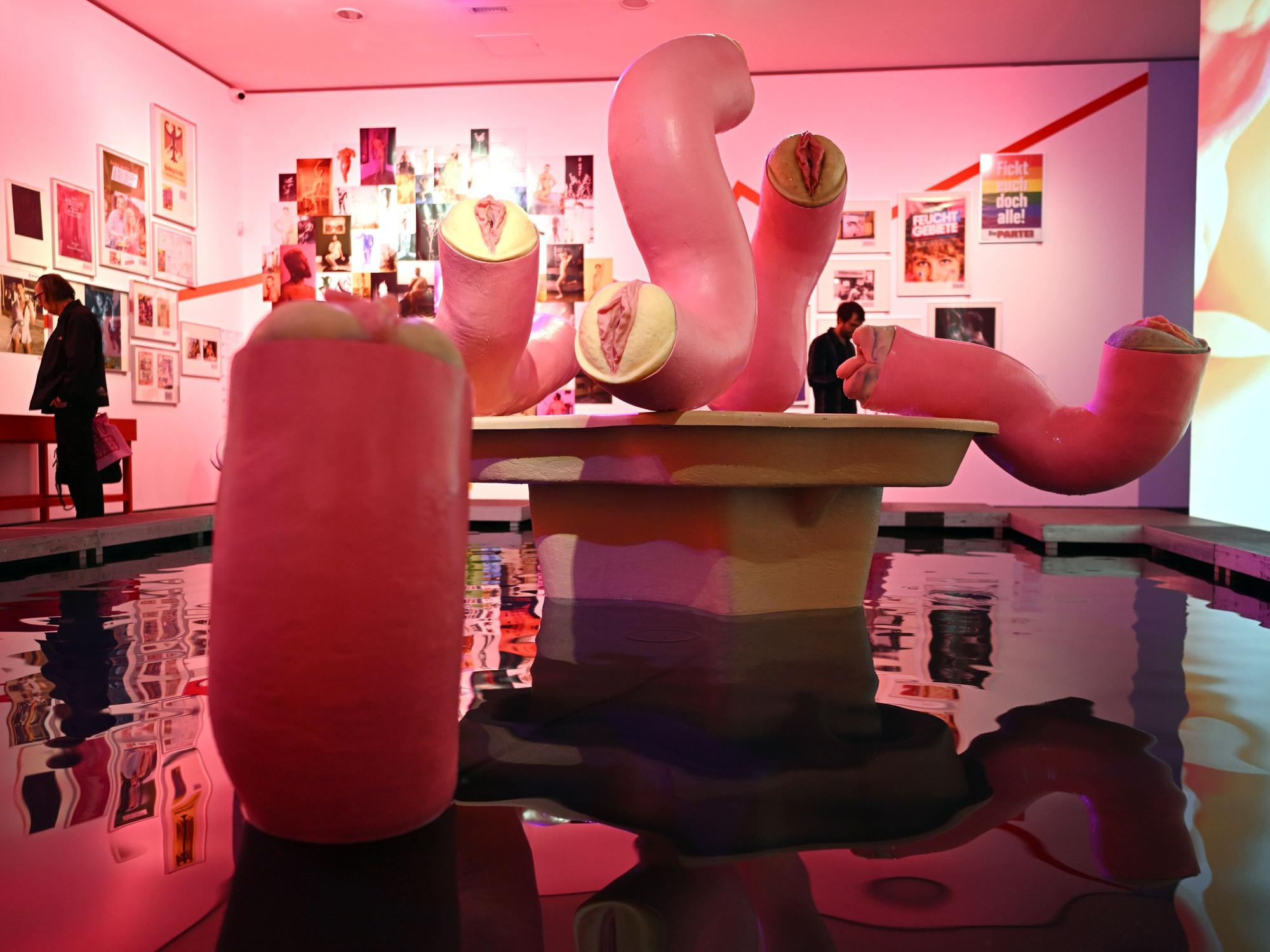 Besucher betrachten das Kunstwerk „Fleischiger Brunnen“ der Künstlerin Peaches im NRW-Forum.