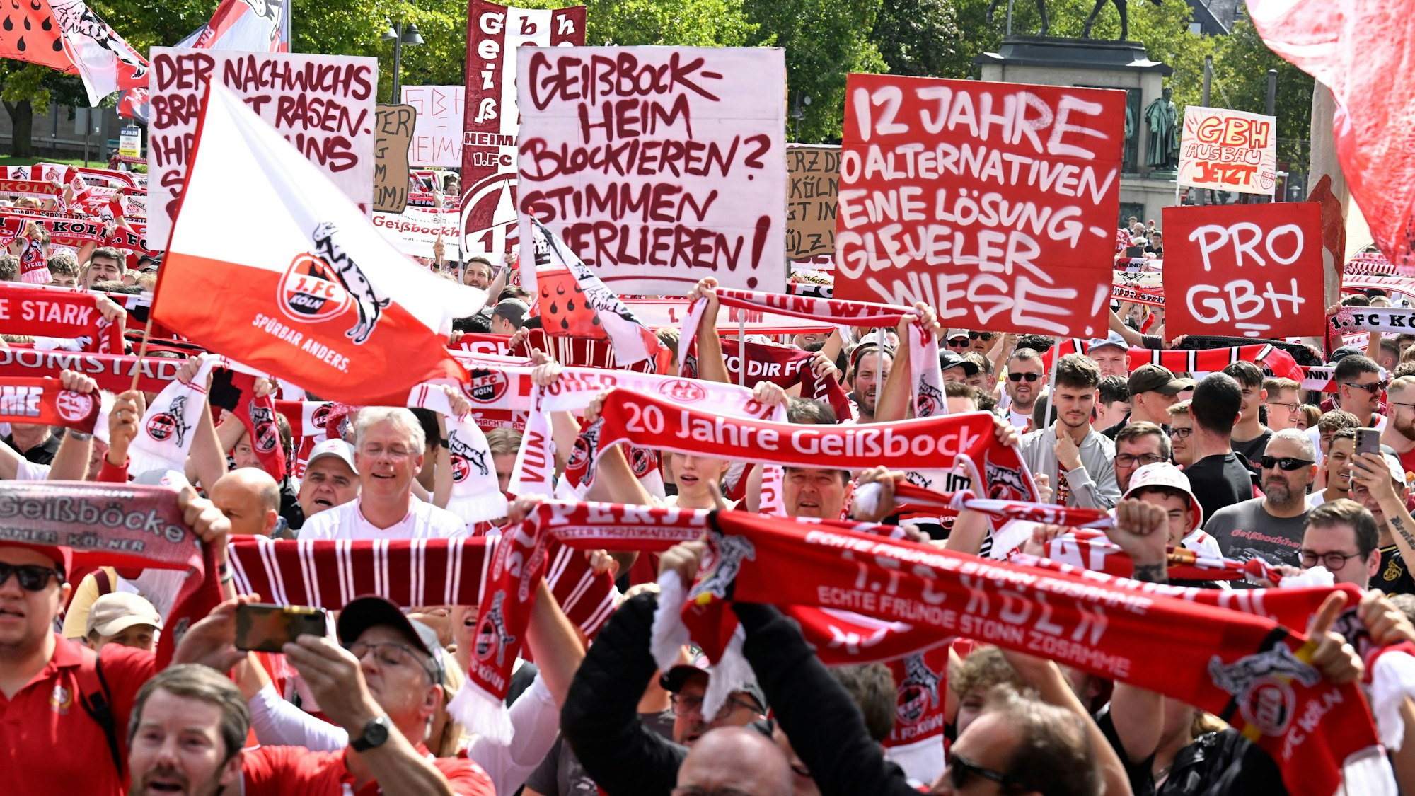 31.08.2025, Nordrhein-Westfalen, Köln: Mehrere tausend Fans des Fussball-Bundesligisten 1. FC Köln demonstrieren auf dem Heumarkt für die Erweiterung des Geissbockheims. Die Stadt verhindert seit Jahren den Ausbau des Trainingsgeländes des Vereins an den Gleueler Wiesen. (zu dpa: «Tausende Köln-Fans demonstrieren für Geißbockheim-Ausbau») Foto: Roberto Pfeil/dpa +++ dpa-Bildfunk +++