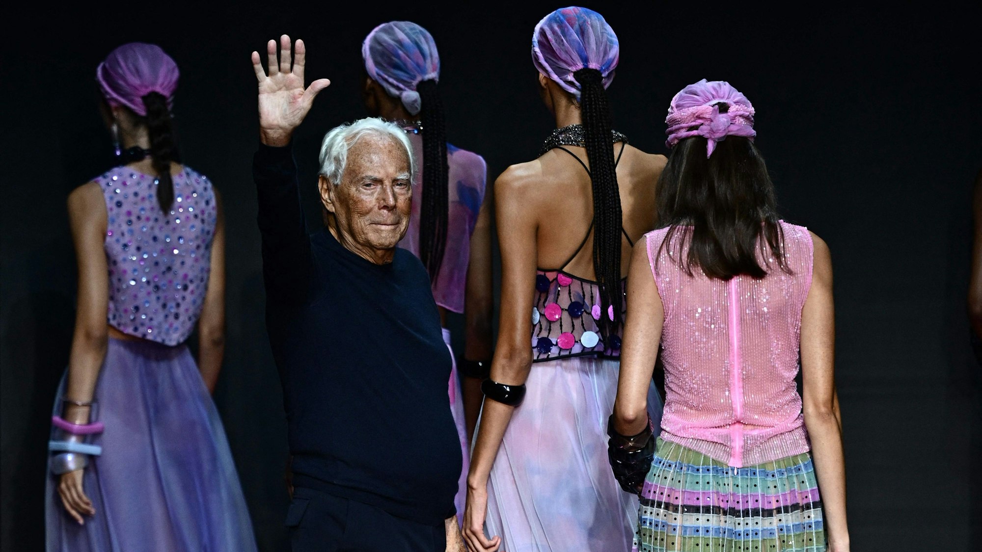 September 2023: Giorgio Armani winkt auf dem Laufsteg einer seiner Fashion Shows.