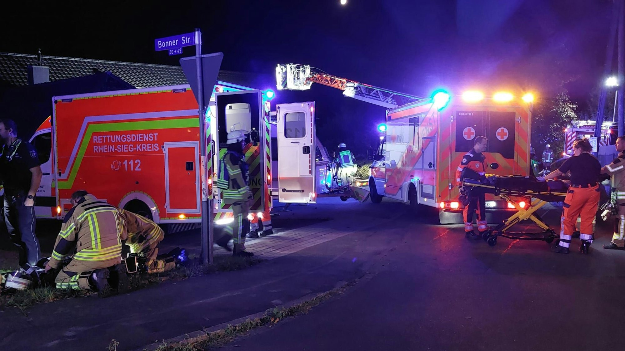 Einsatzkräfte vor dem Haus in Höffen an der Bonner Straße.