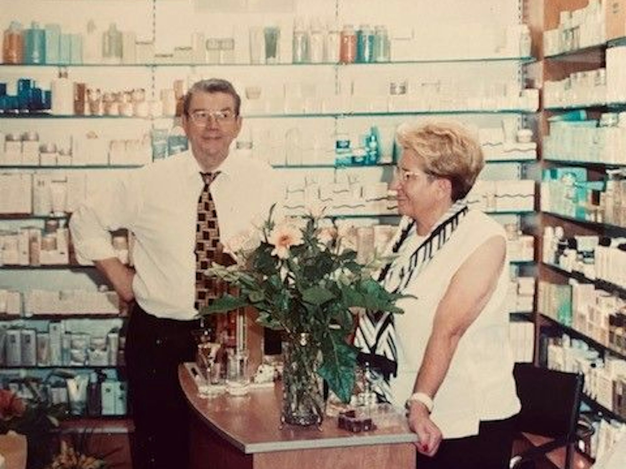 Max und Christel Meller in ihrer Parfümerie.