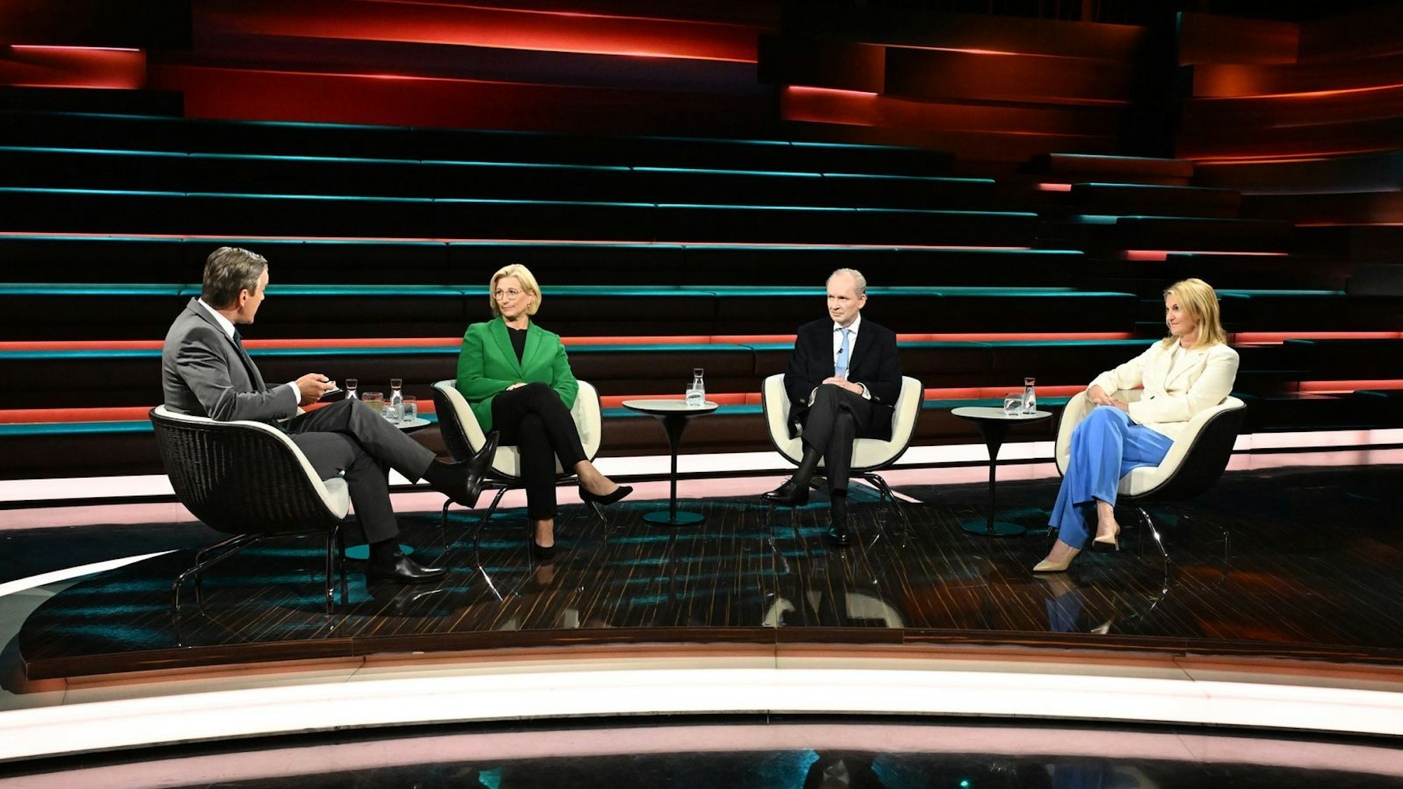Markus Lanz (links) diskutierte am Dienstagabend mit der SPD-Vizevorsitzenden Anke Rehlinger (zweite von links), Autor Ferdinand von Schirach (zweiter von rechts) und Journalistin Kerstin Münstermann. (Bild: ZDF / Cornelia Lehmann)