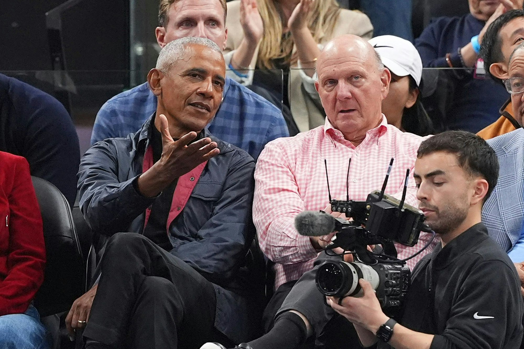 Steve Ballmer - hier bei einem Clippers-Heimspiel neben Ex-US-Präsident Barack Obama - zählt zu den reichsten Menschen der Welt.