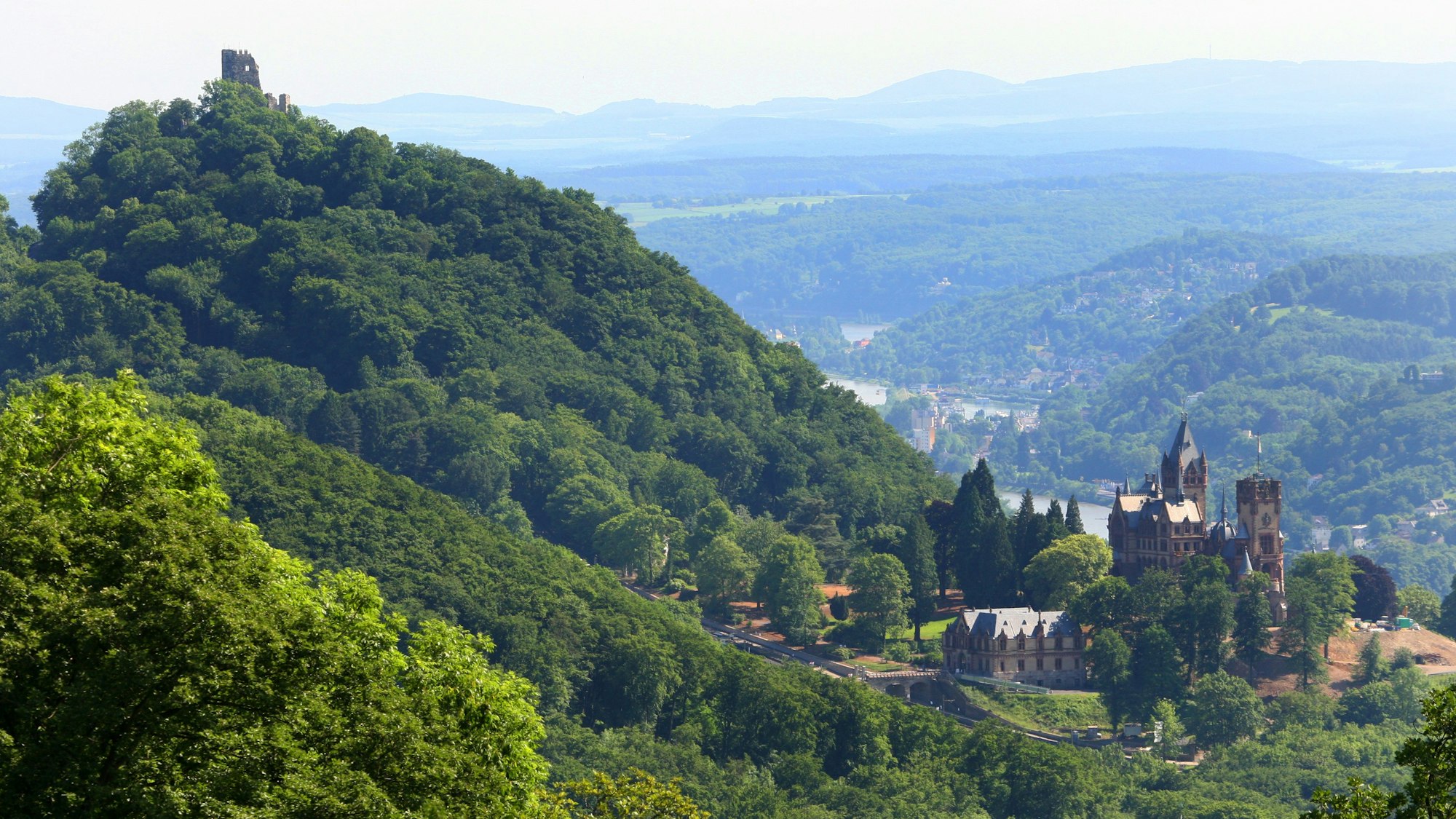Auf dem Drachenfels ist die Ruine, am Hang des Berges das Schloss Drachenburg zu sehen.