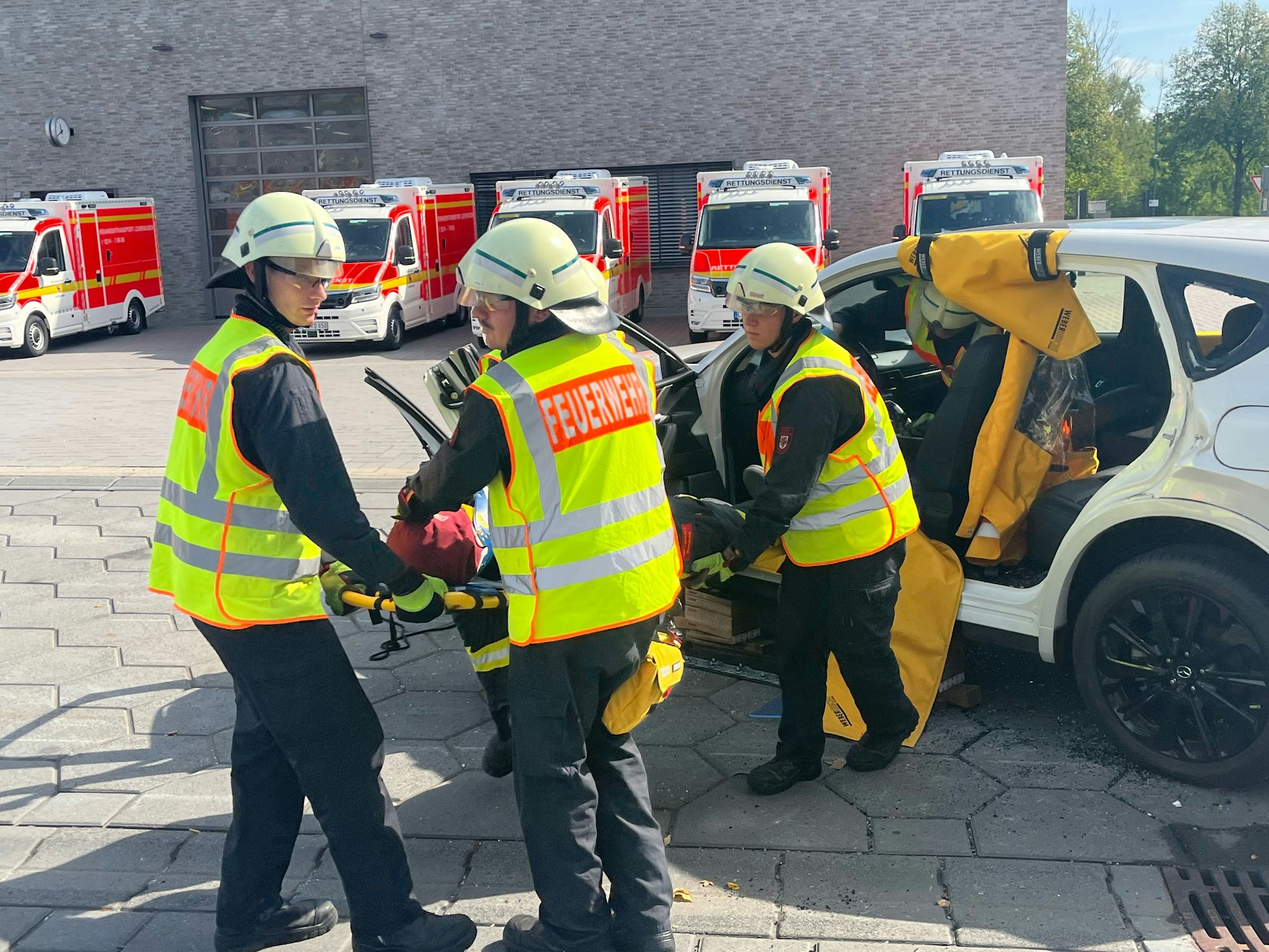 Feuerwehrmänner schneiden ein Auto auf