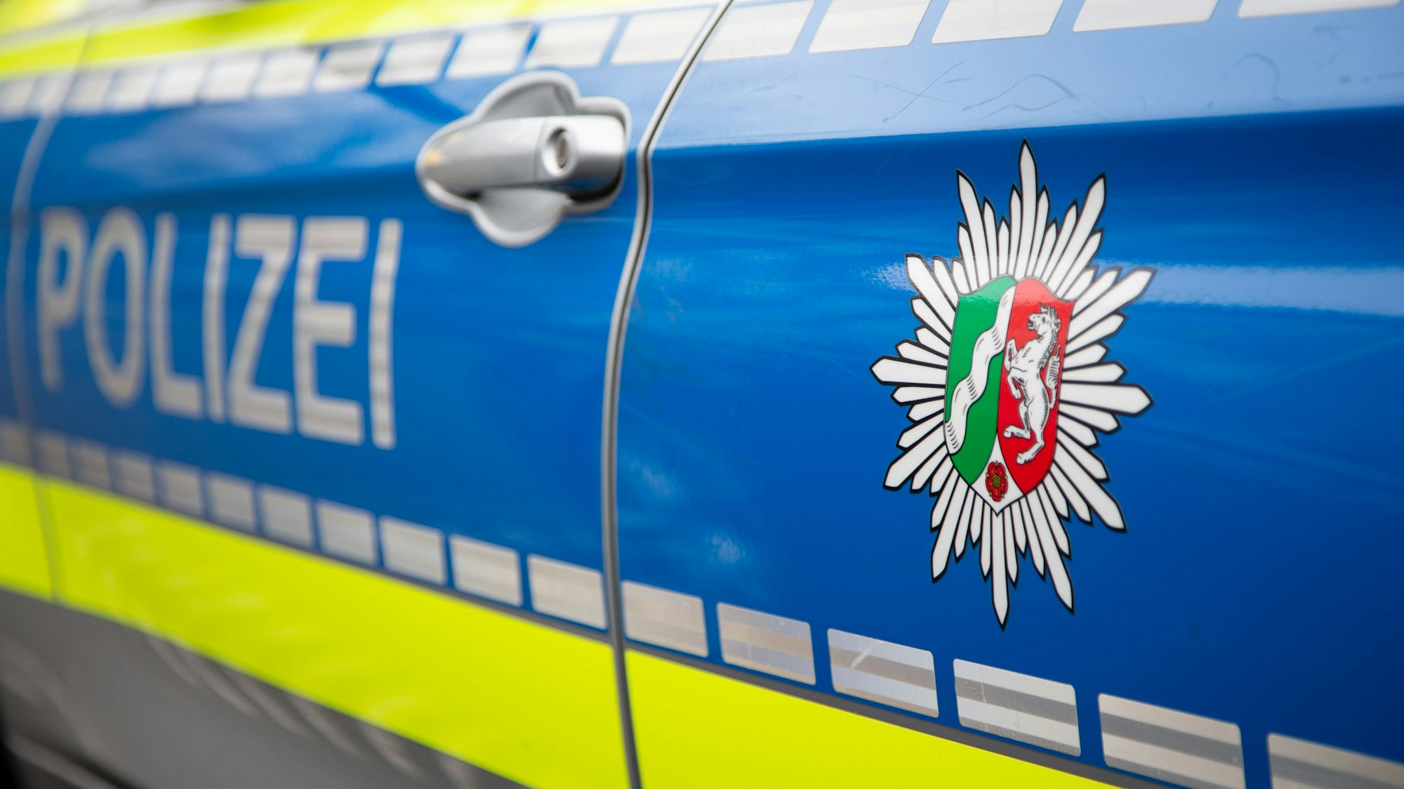 Blick auf ein Emblem der Polizei in NRW an einem Polizeiauto