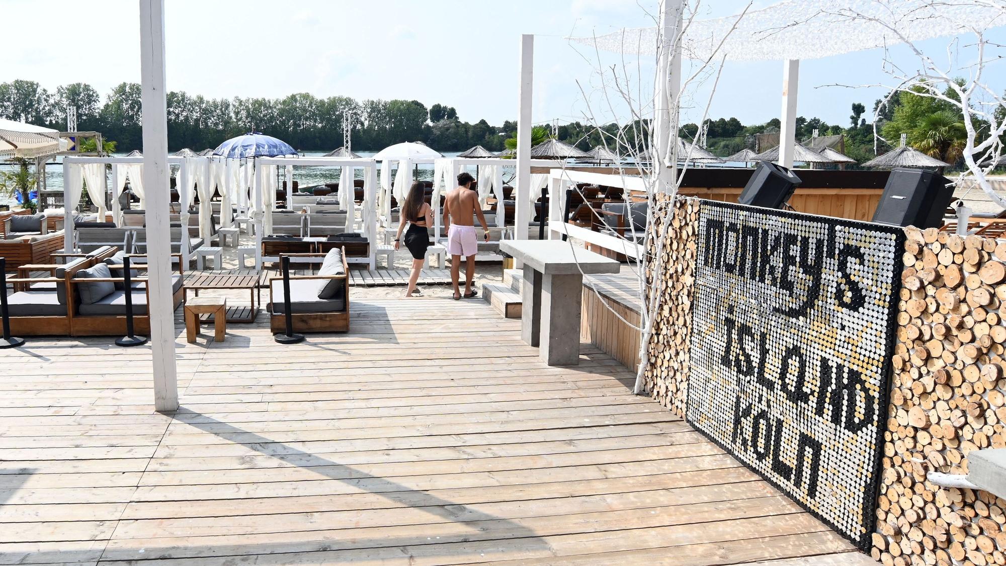 Bar und Liegemöglichkeiten „Monkey's Island“