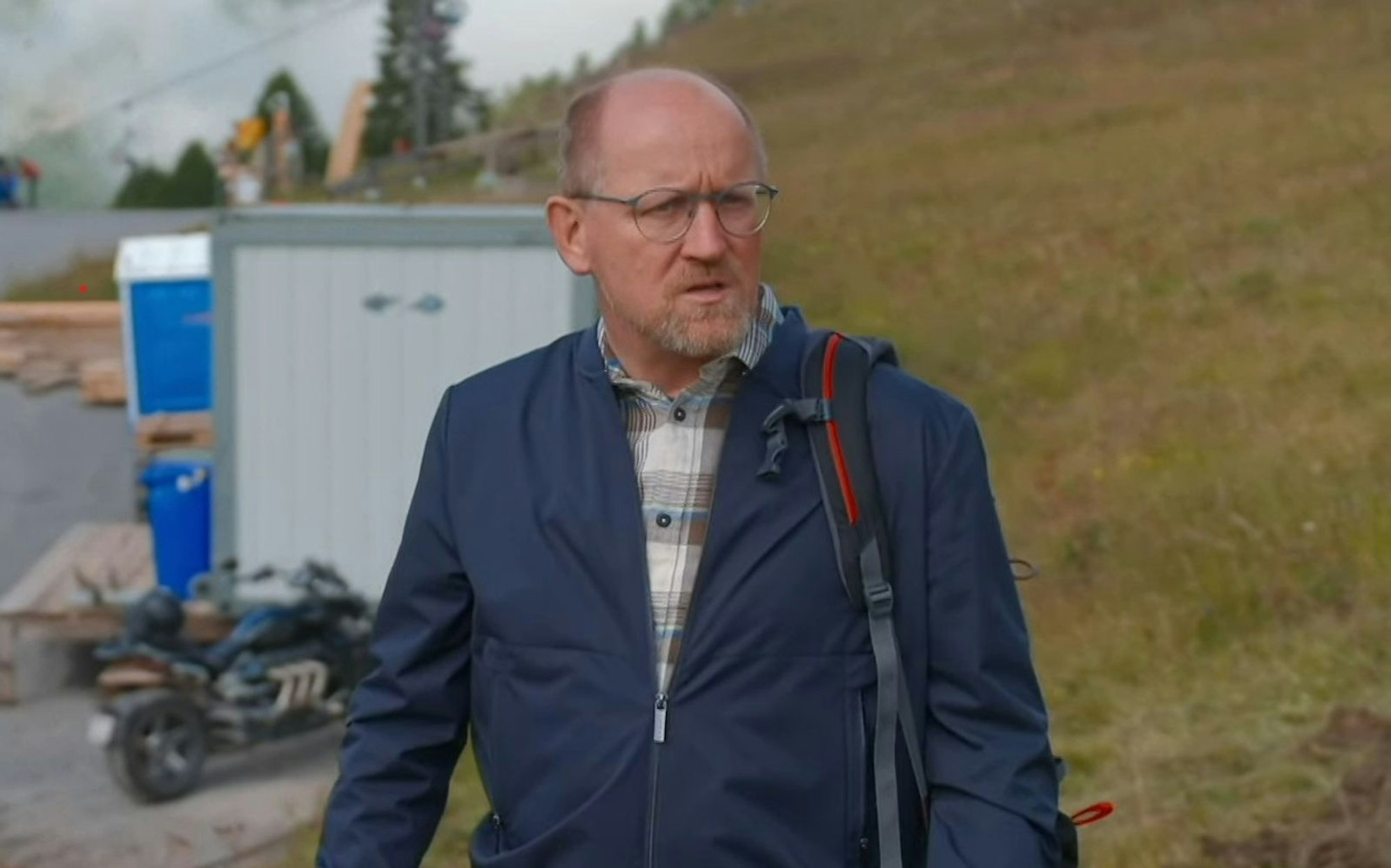 Lukas Kalbermattens Hotel fiel dem Bergsturz im Schweizer Ort Blatten zum Opfer. Trotzdem will er ein neues Hotel eröffnen - im selben Ort. (Bild: ZDF)