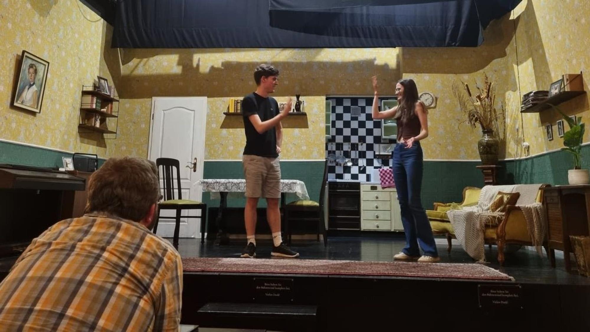 Finn Schneider und Johanna Reifenscheid zeigen ihr können auf der Bühne des Matchboxtheaters