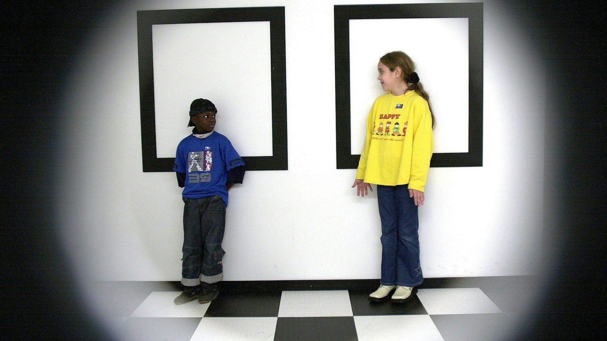 Auf der Ausstellung "Ich sehe was, was Du nicht siehst", sieht man am Mittwoch (23.10.2002) im Kölner Museum Ludwig eine durch eine optische Täuschung verzerrte Wirklichkeit, bei der zwei auf einer schiefen Ebene stehende Kinder sich scheinbar auf einer horizontalen Fläche befinden. Besonders Kindern bereiten die u.a. ausgestellten Zerrspiegel Vergnügen, die die Knirpse mal lang wie Bohnenstangen oder breit wie ein Goliath zeigen. Die noch bis zum 24. November geöffnete Ausstellung mit vielen hundert Schaustücken bietet neben dem schieren Spaß auch eine Archäologie des Sehens. (zu lnw Korr. "Bevor die Bilder laufen lernten: Sehmaschinen in Kölner Museum") dpa/lnw +++ dpa-Bildfunk +++