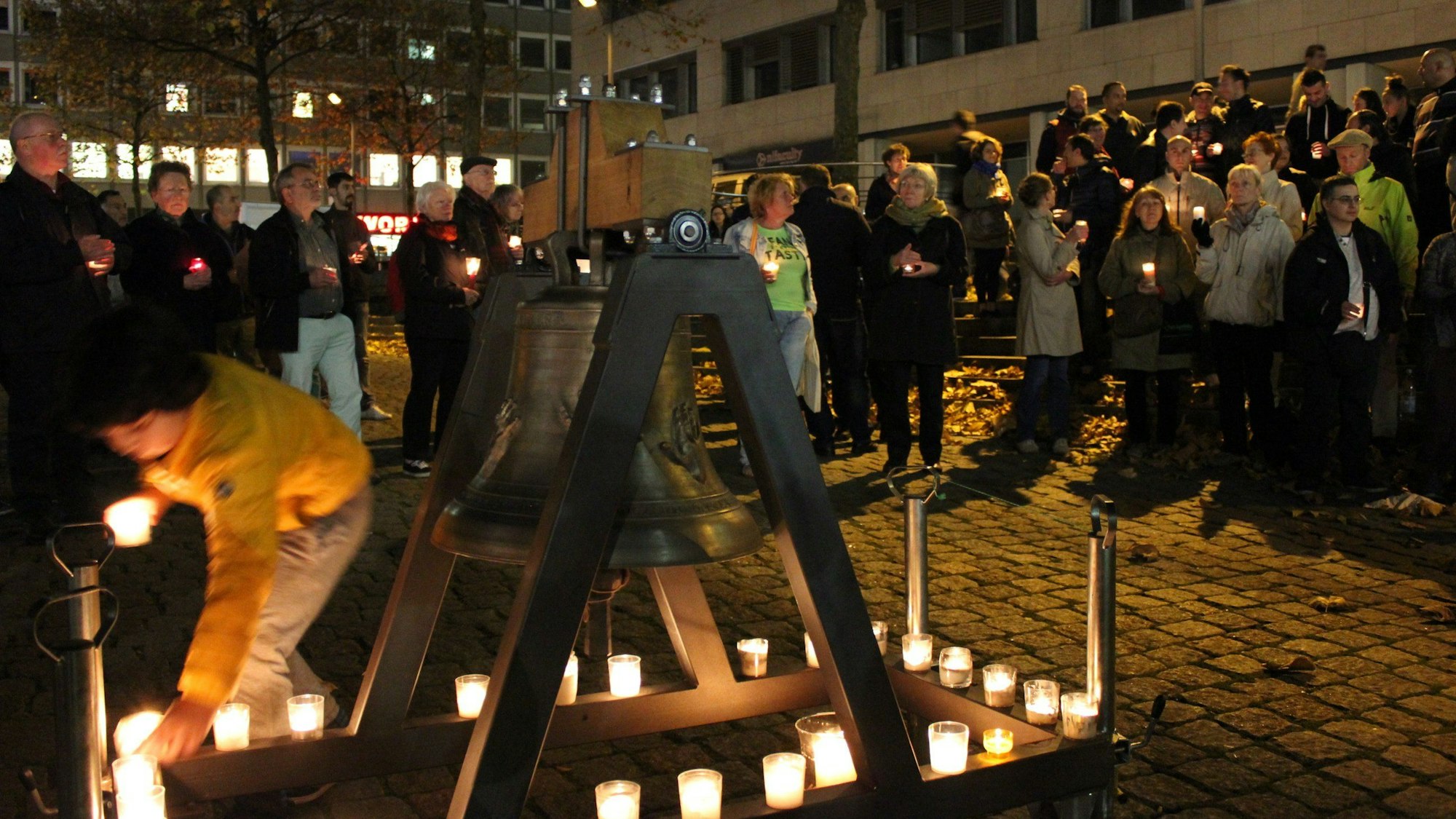 Die Friedensglocke aus Chorweiler läutete auf dem Wiener Platz. Foto: Schäfer