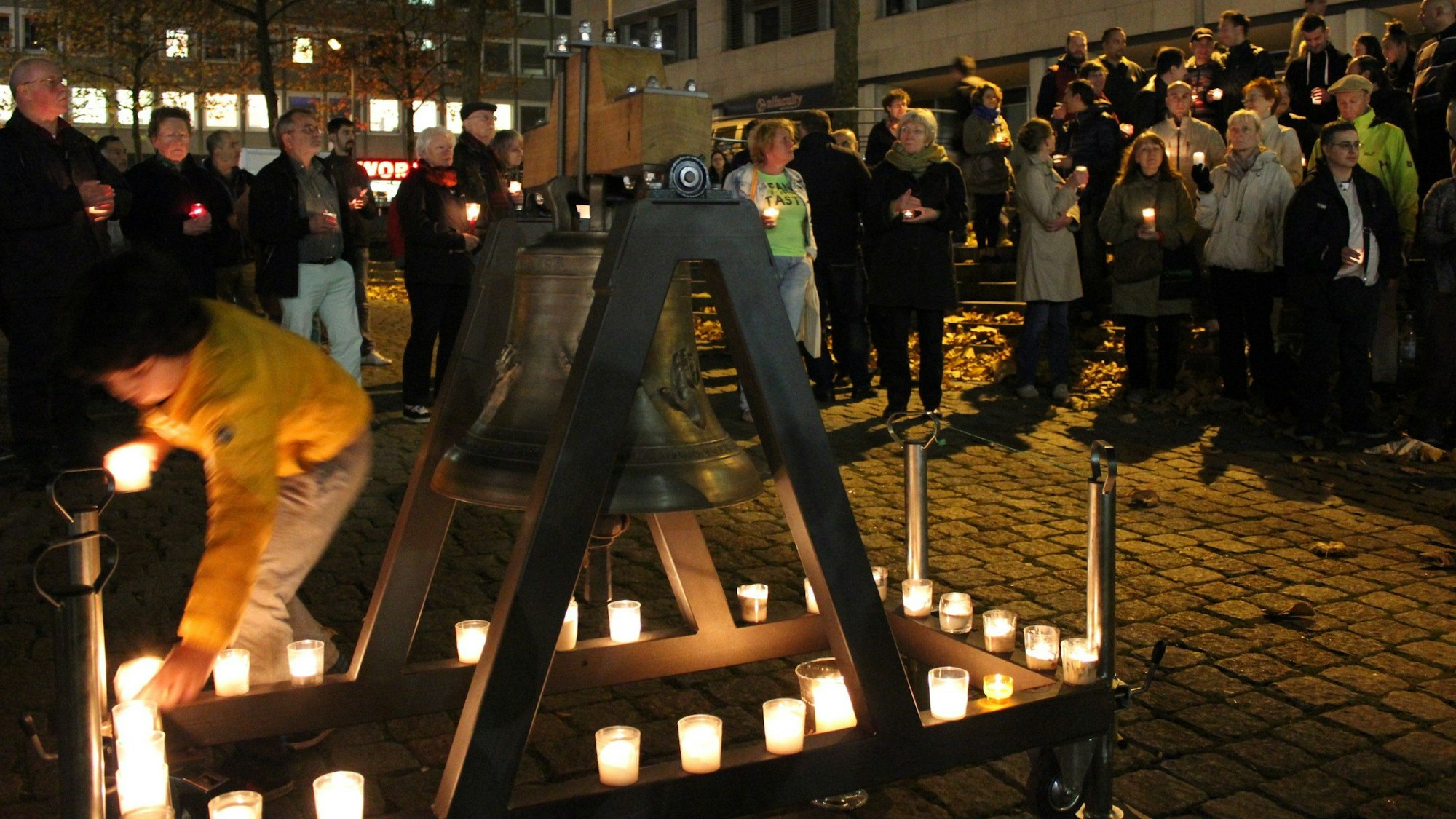 Die Friedensglocke aus Chorweiler läutete auf dem Wiener Platz. Foto: Schäfer