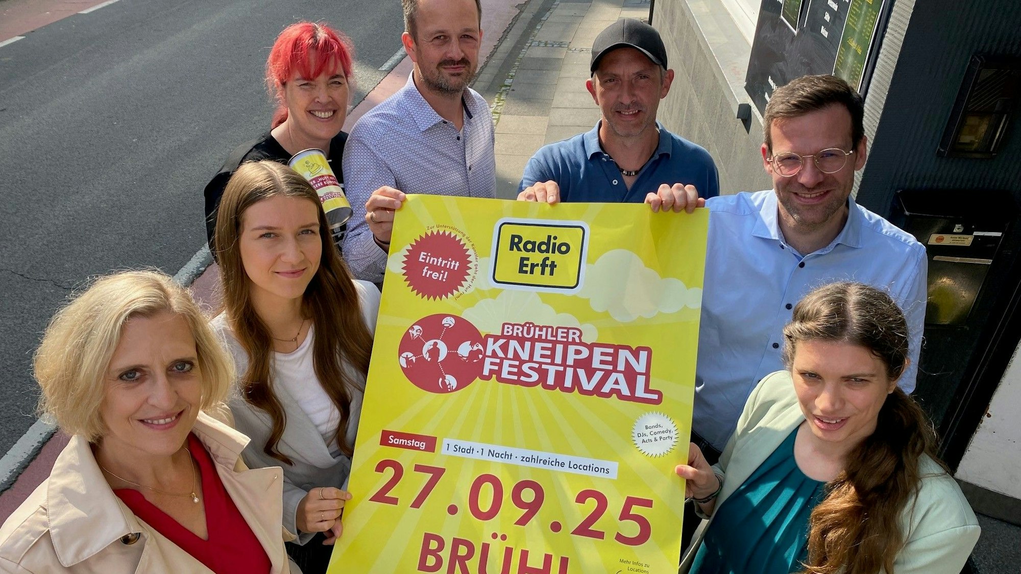 Zu sehen sind die Initiatoren des Festivals, die ein Plakat in den Händen halten.