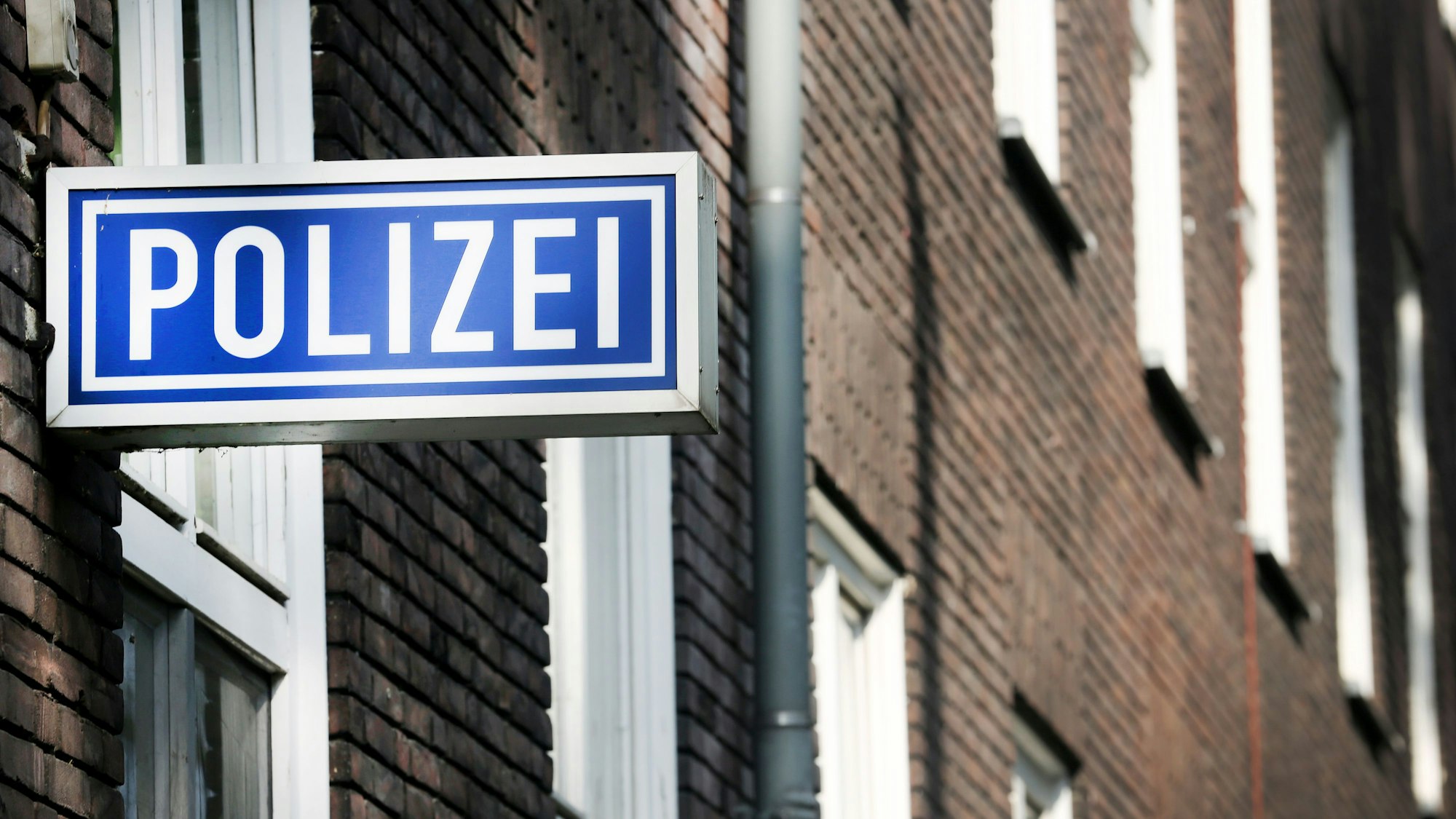 Ein Polizei-Schild hängt am Polizeipräsidium (Symbolfoto).