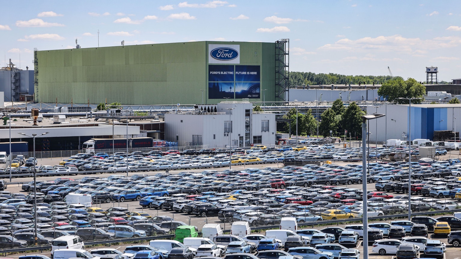 Neuwagen stehen auf dem Gelände von Ford.