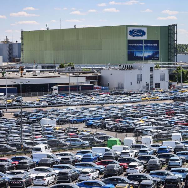 Neuwagen stehen auf dem Gelände von Ford.