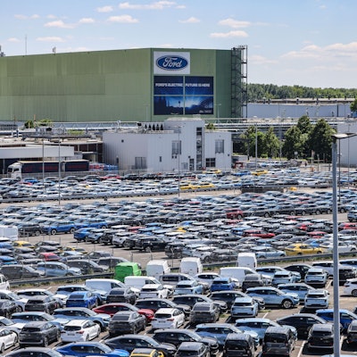 Neuwagen stehen auf dem Gelände von Ford.