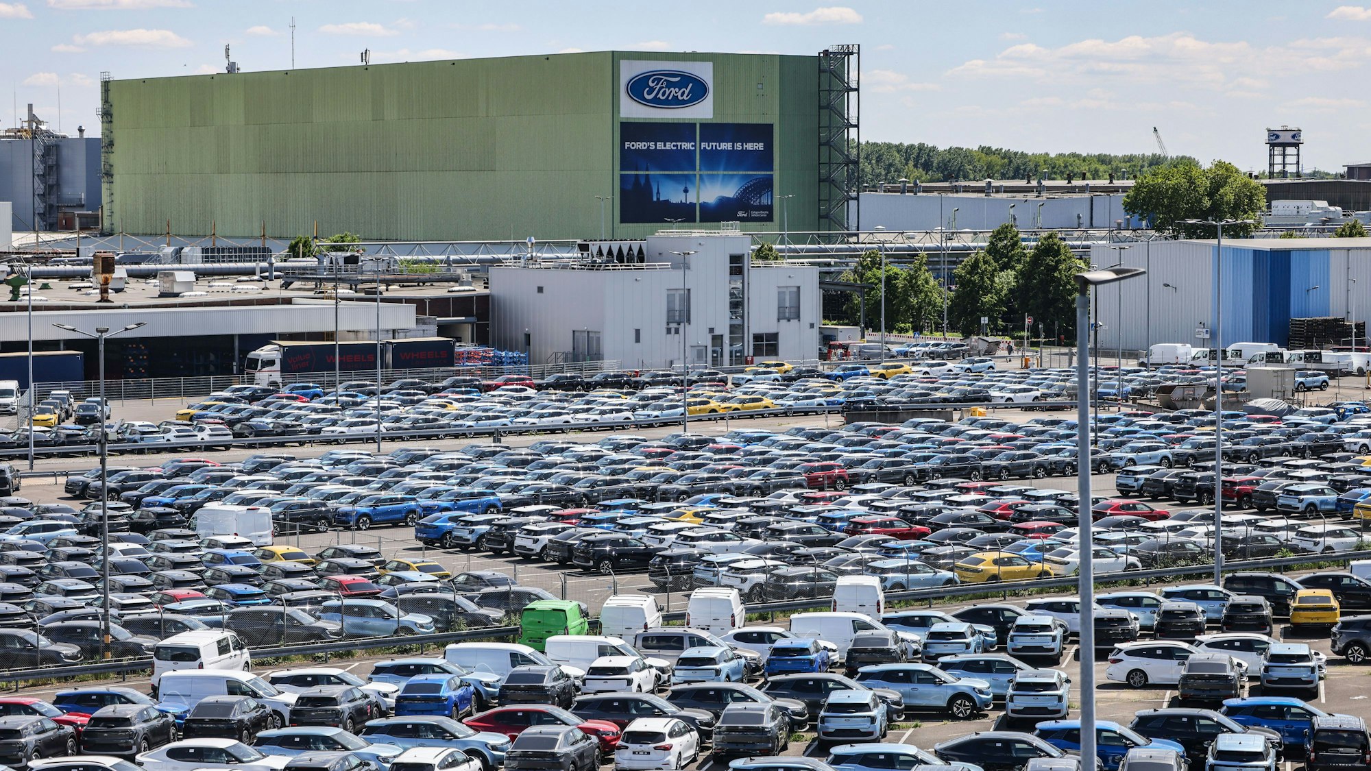 ARCHIV - 09.05.2025, Nordrhein-Westfalen, Köln: Neuwagen stehen auf dem Gelände von Ford. (zu dpa: «Macht die Belegschaft den Weg frei für den Ford-Sparkurs?») Foto: Oliver Berg/dpa +++ dpa-Bildfunk +++