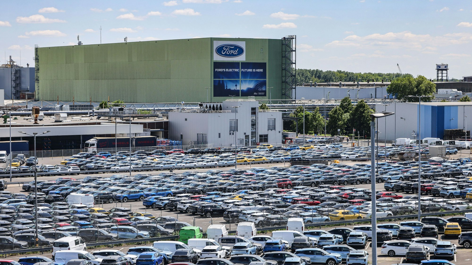 Neuwagen stehen auf dem Gelände von Ford.