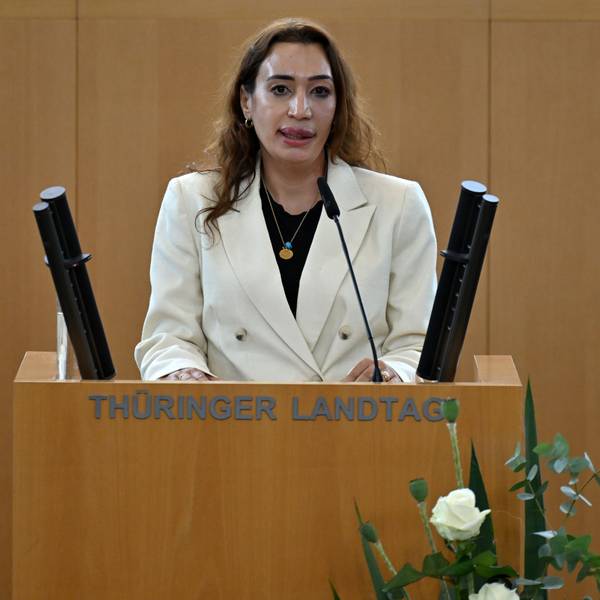 Semiya Simsek, Tochter des NSU-Opfers Enver Simsek, spricht während einer feierlichen Gedenkstunde im Plenarsaal des Thüringer Landtages, wo der Erinnerungsort für die Opfer des sogenannten „Nationalsozialistischen Untergrund“ (NSU) eingeweiht wurde. (Archivbild)