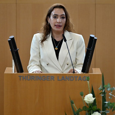 Semiya Simsek, Tochter des NSU-Opfers Enver Simsek, spricht während einer feierlichen Gedenkstunde im Plenarsaal des Thüringer Landtages, wo der Erinnerungsort für die Opfer des sogenannten „Nationalsozialistischen Untergrund“ (NSU) eingeweiht wurde. (Archivbild)