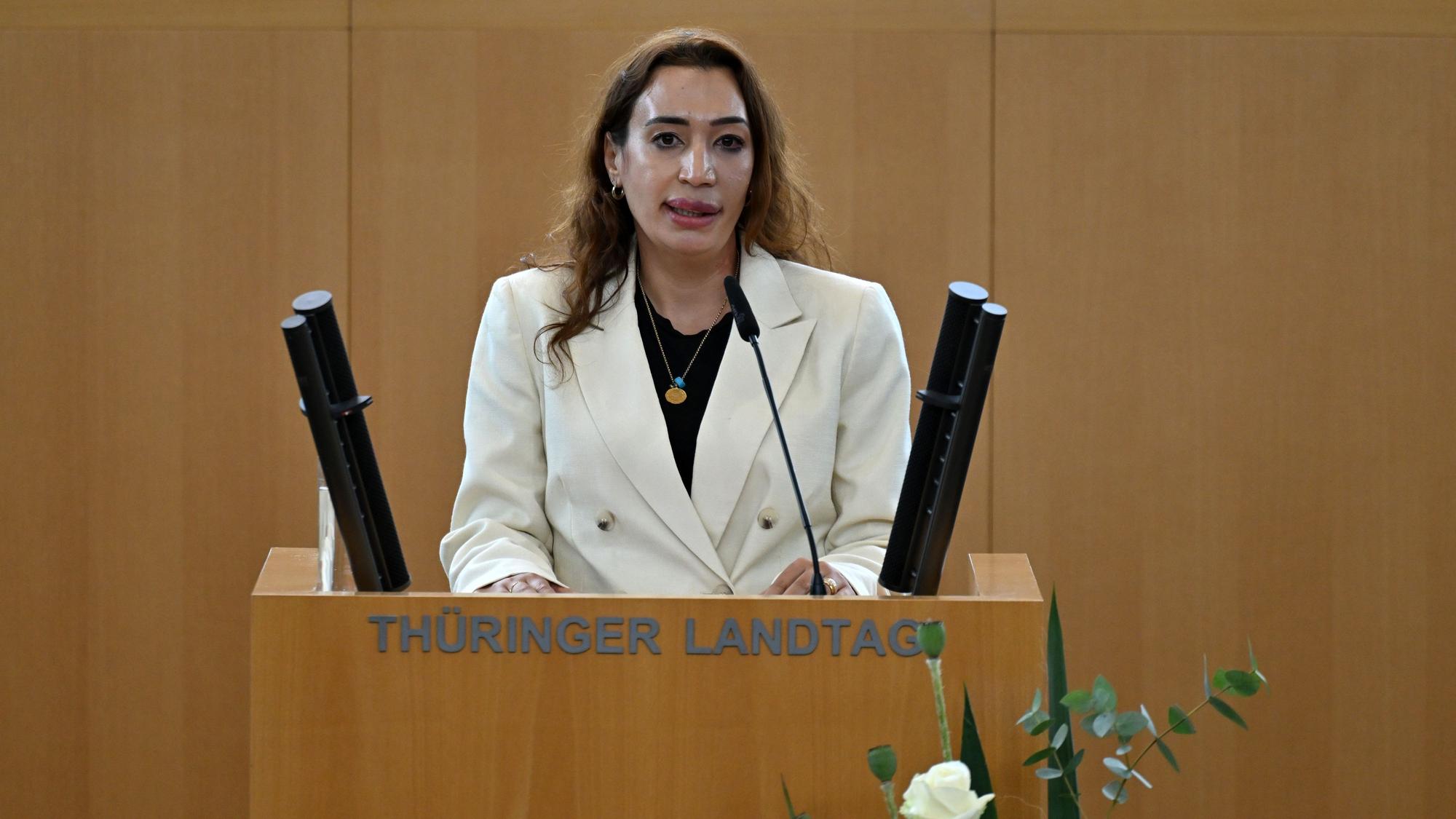 Semiya Simsek, Tochter des NSU-Opfers Enver Simsek, spricht während einer feierlichen Gedenkstunde im Plenarsaal des Thüringer Landtages, wo der Erinnerungsort für die Opfer des sogenannten „Nationalsozialistischen Untergrund“ (NSU) eingeweiht wurde. (Archivbild)