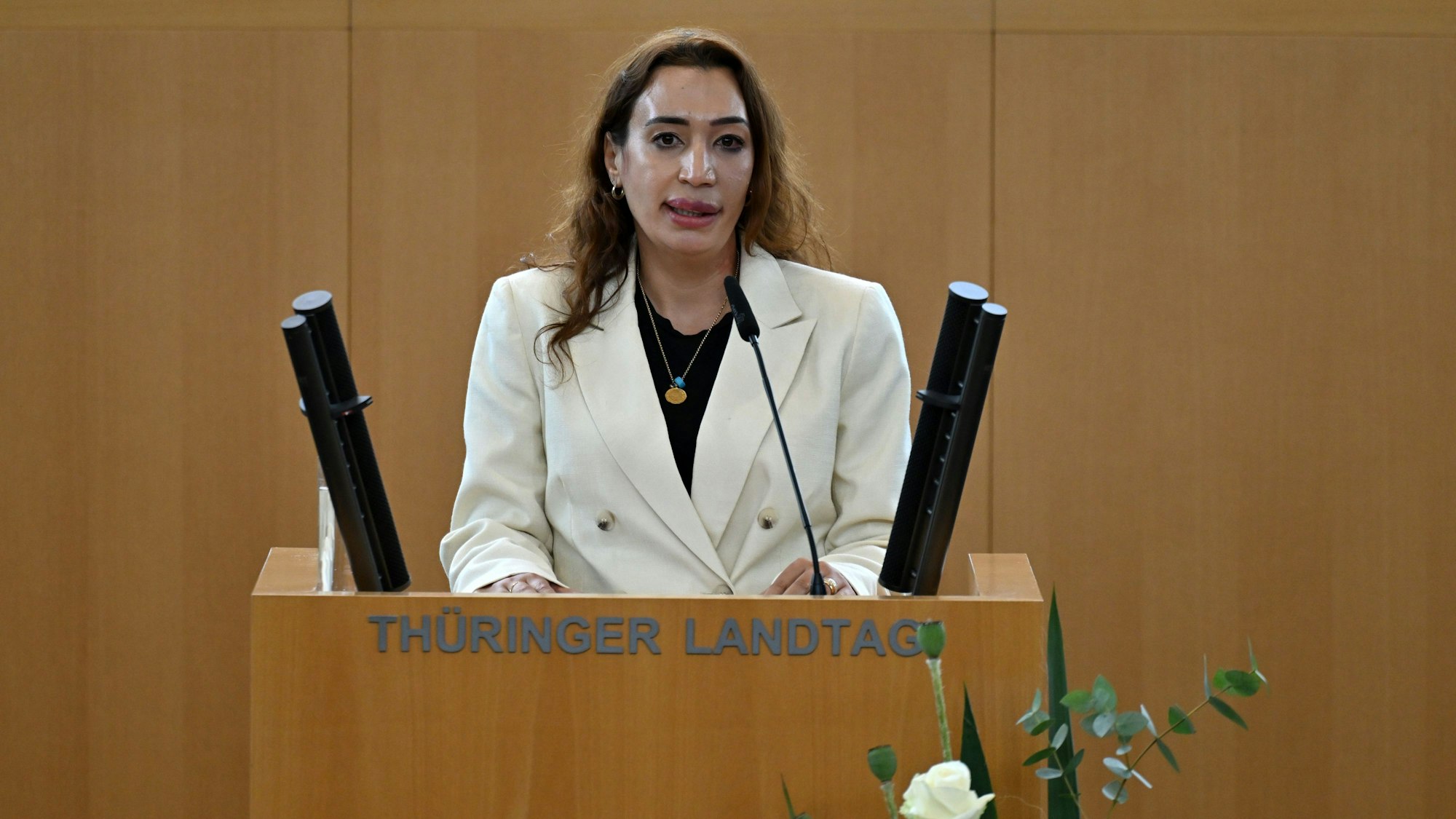 Semiya Simsek, Tochter des NSU-Opfers Enver Simsek, spricht während einer feierlichen Gedenkstunde im Plenarsaal des Thüringer Landtages, wo der Erinnerungsort für die Opfer des sogenannten „Nationalsozialistischen Untergrund“ (NSU) eingeweiht wurde. (Archivbild)