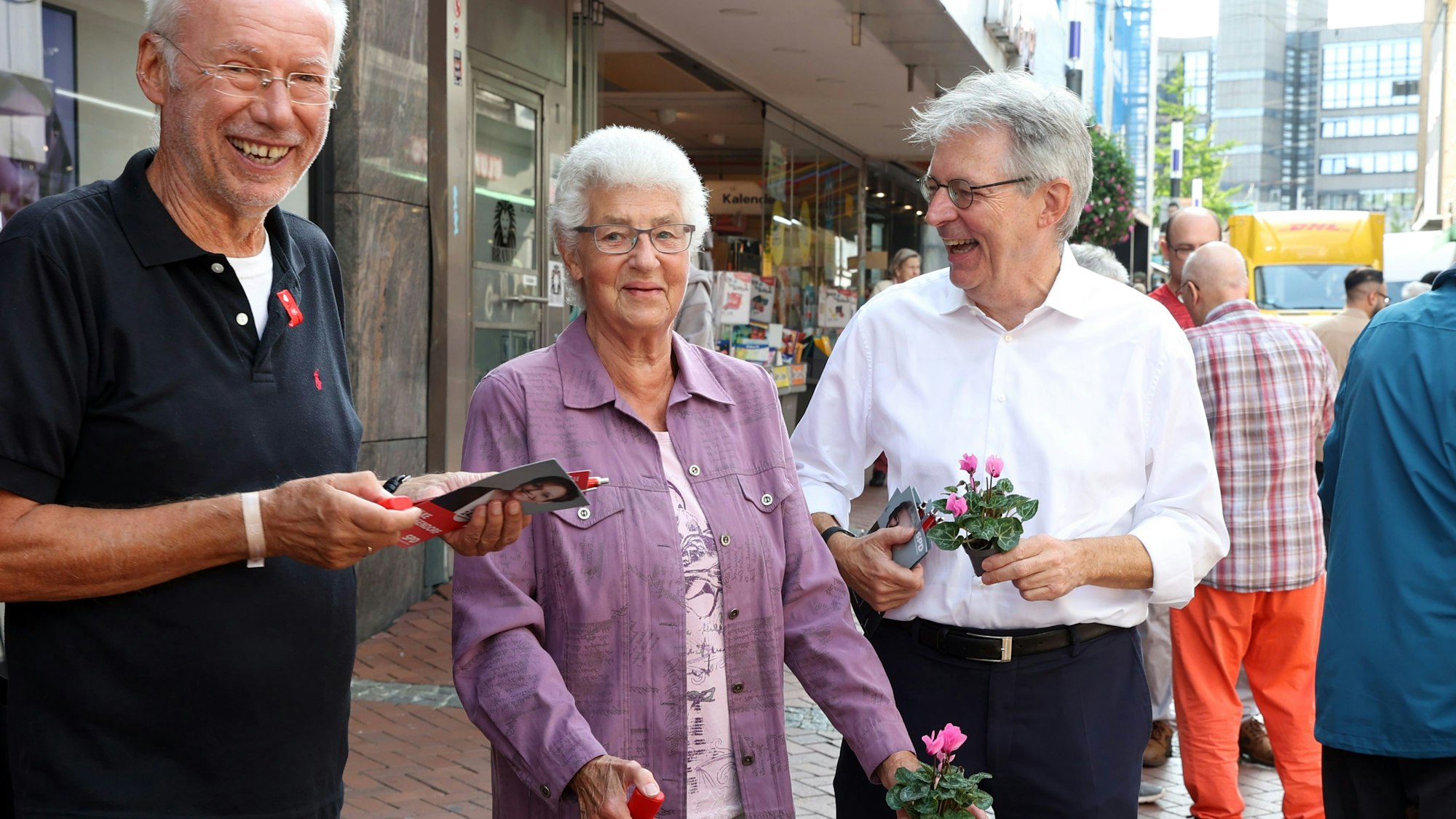 Achim Post, Co-Vorsitzender der SPD NRW (rechts) beim Wahlkampf in Gelsenkirchen-Buer, mit dem örtlichen Chef der AG 60plus Karl-Heinz Mohr (links).