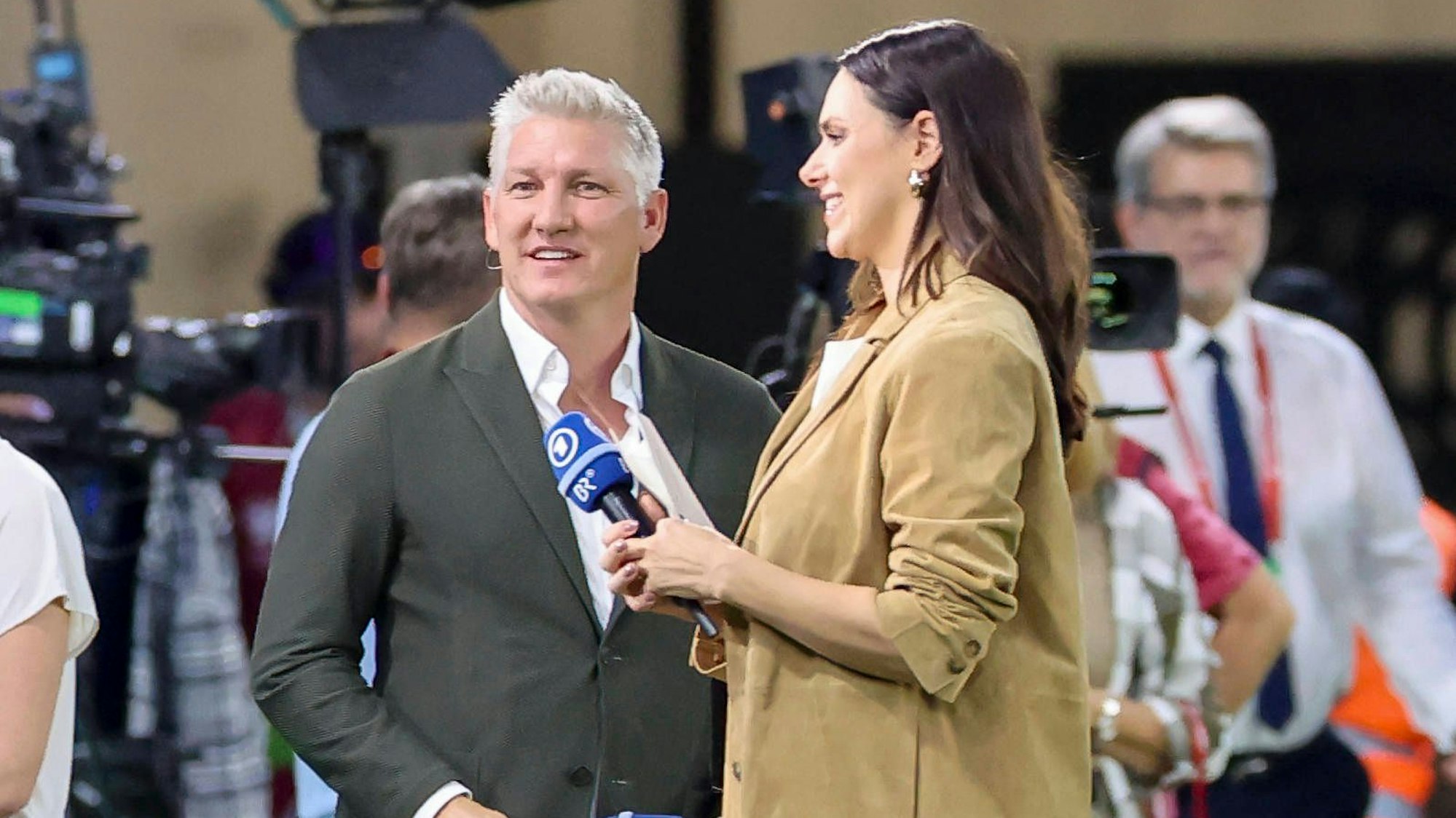 Bastian Schweinsteiger steht neben Moderatorin Esther Sedlaczek