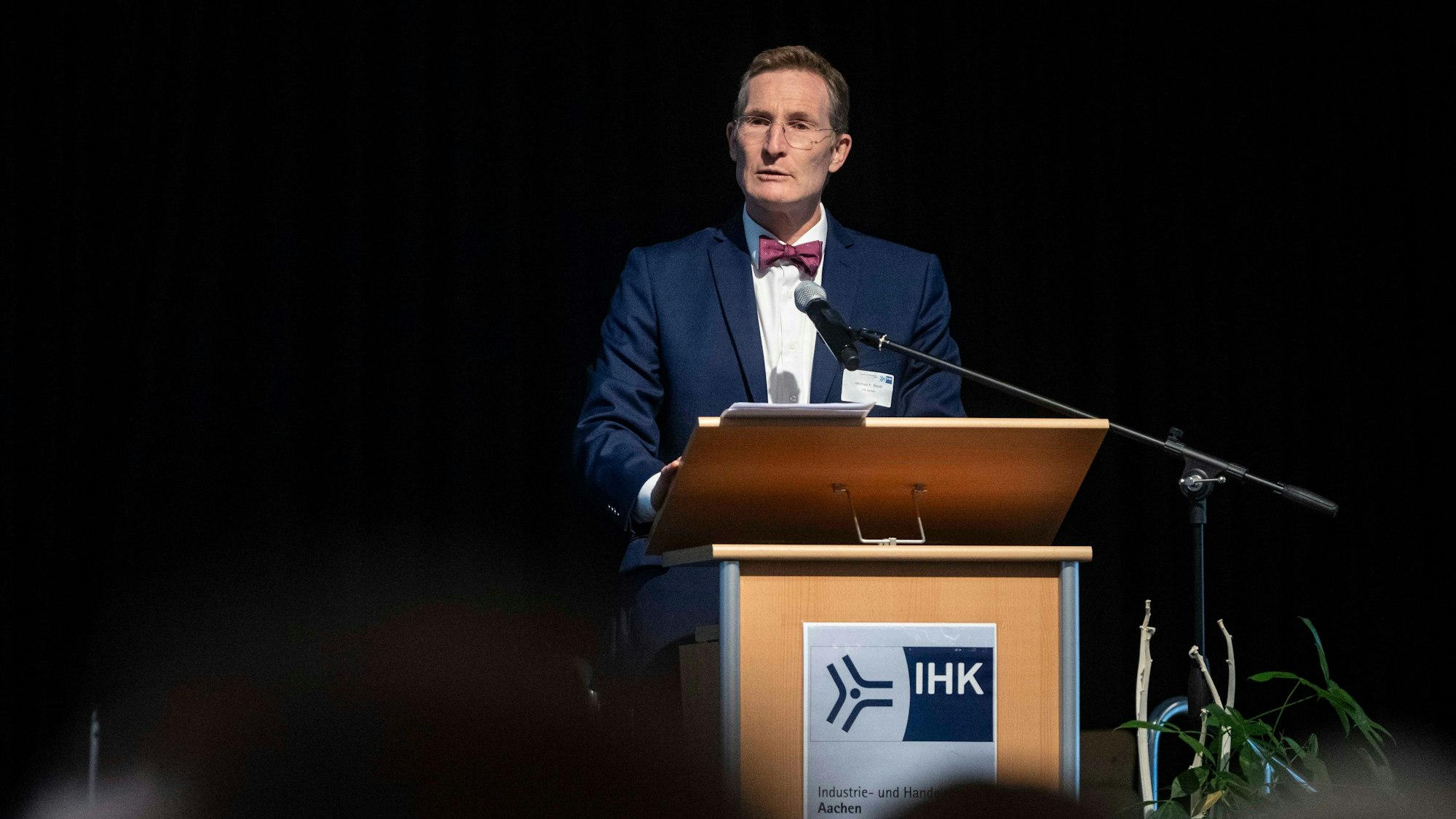 Das Bild zeigt IHK-Hauptgeschäftsführer Michael F. Bayer während seiner Rede hinter einem Rednerpult.