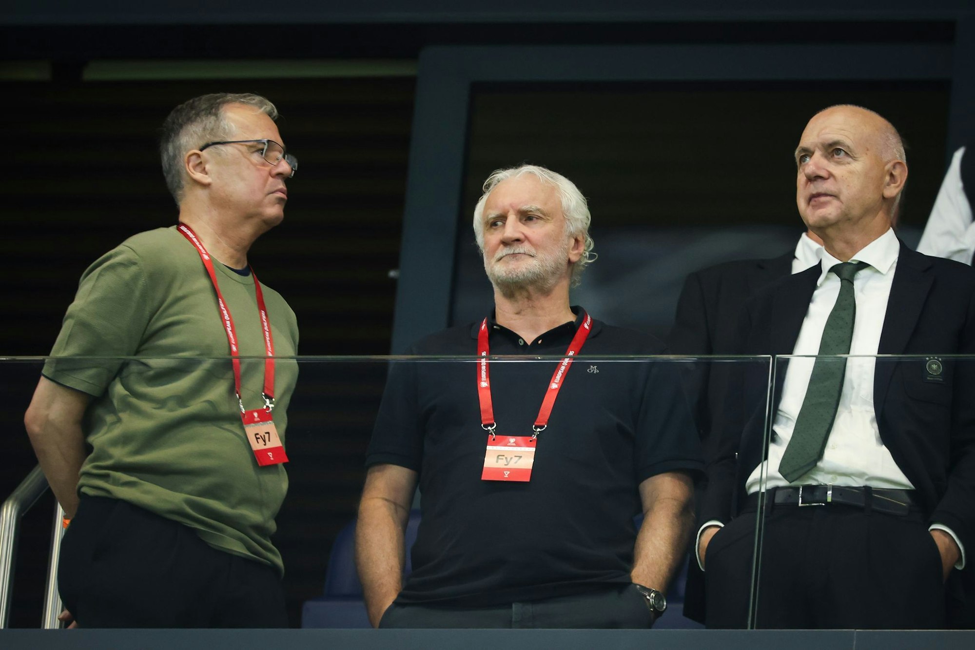 Rudi Völler (M.) kennt die Gefahren, die in den WM-Playoffs lauern.