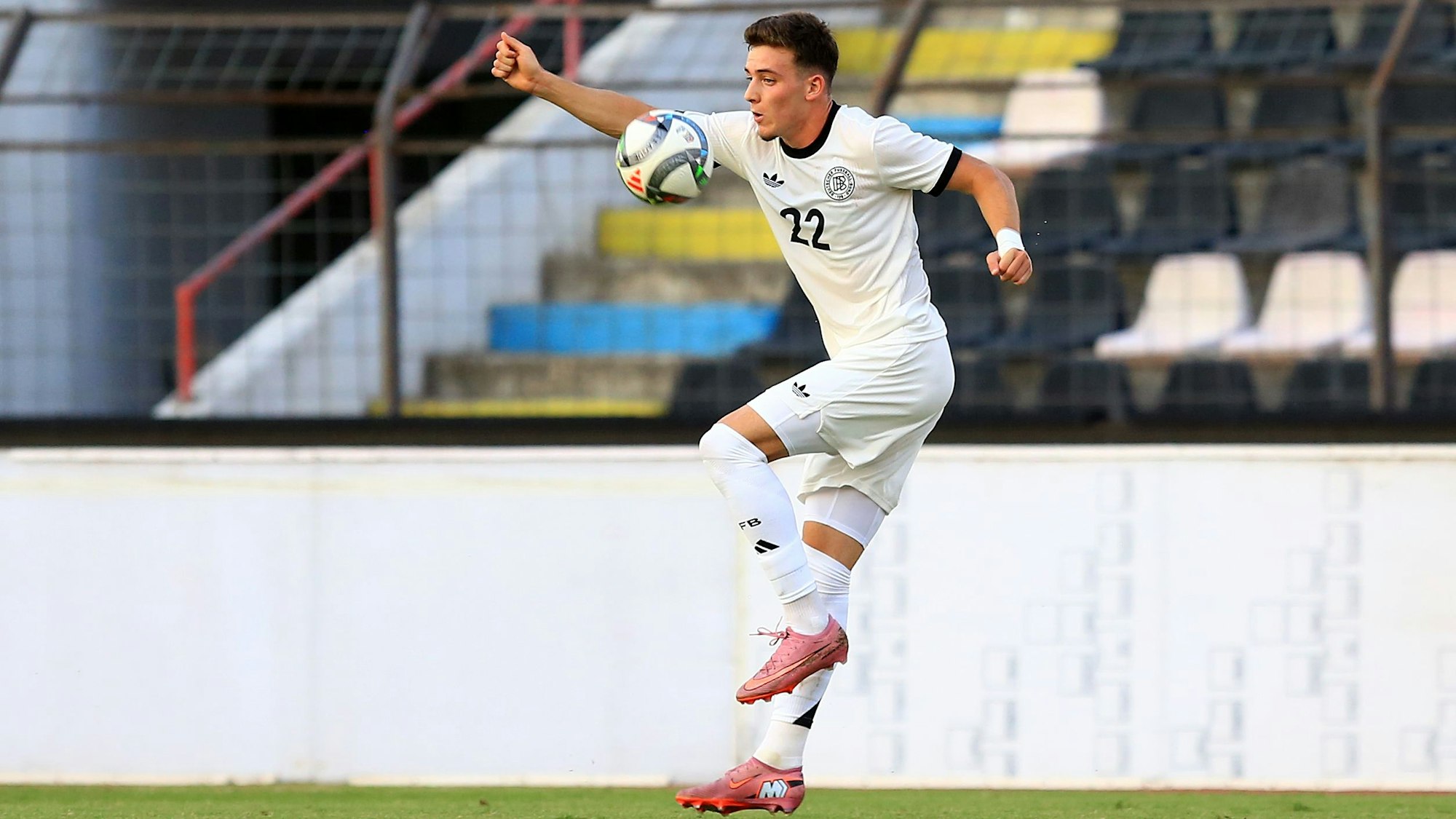 Said El Mala (Deutschland) kontrolliert den Ball erstmals als Spieler der U21 des DFB.
