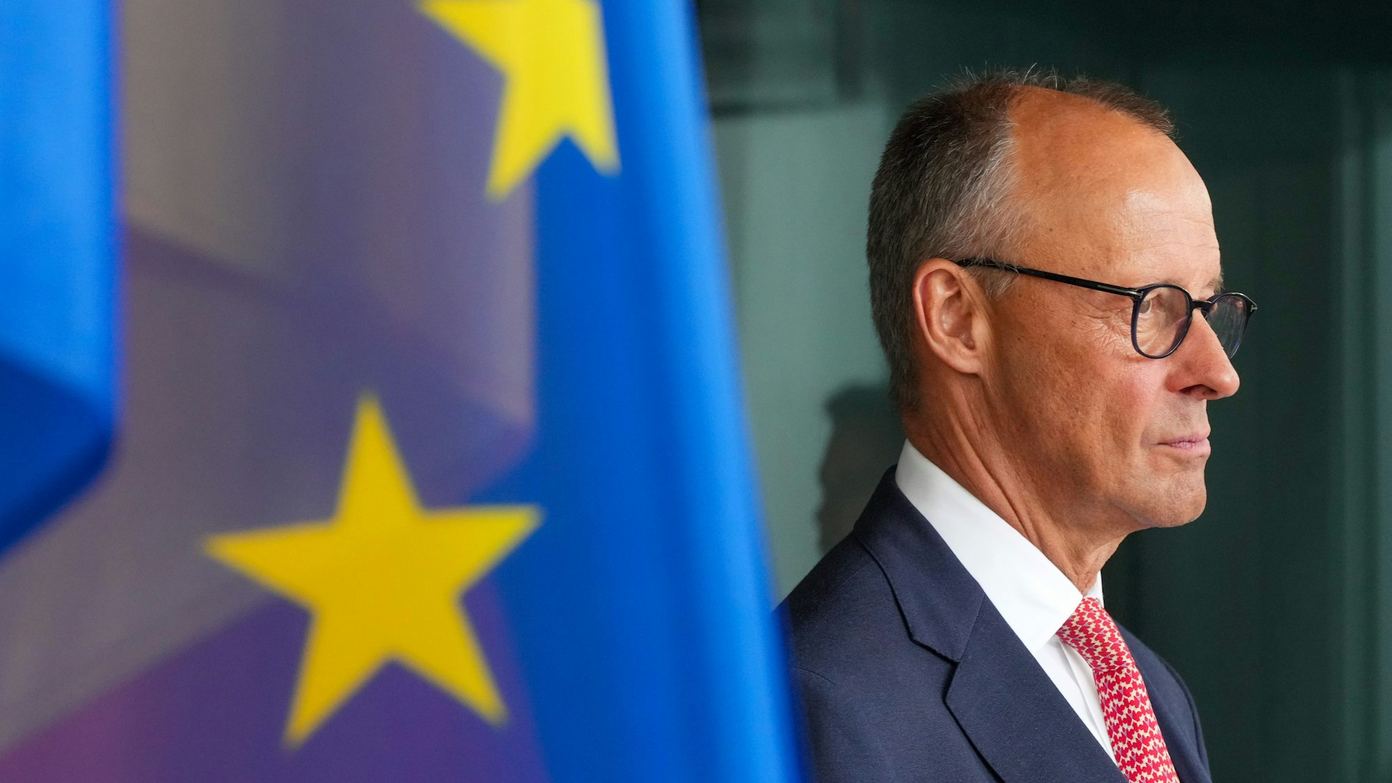 Bundeskanzler Friedrich Merz (CDU) wartet am Eingang zum Kanzleramt. (Archivbild)