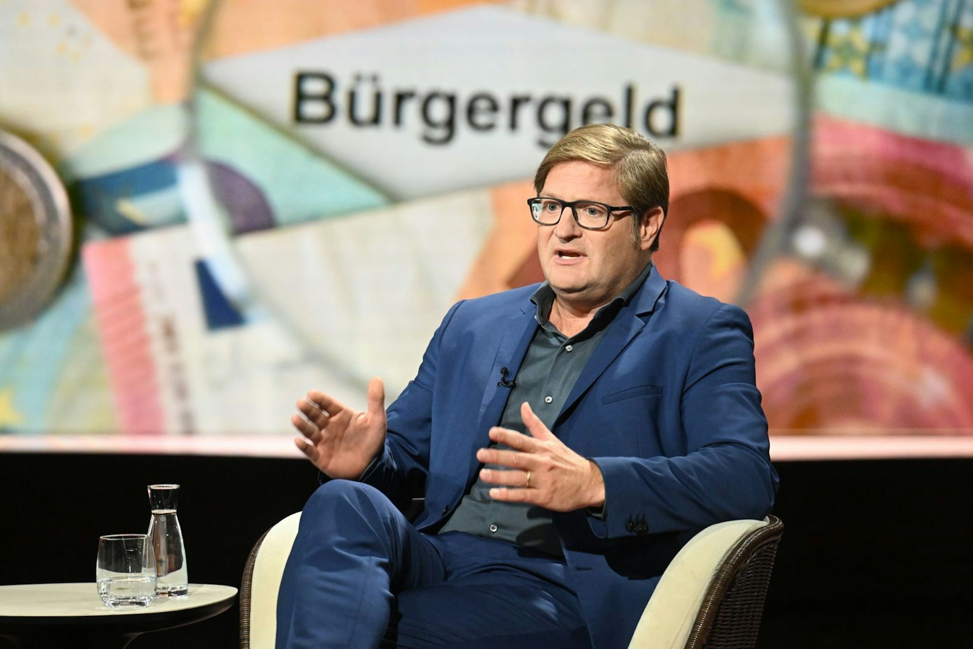 Von Journalist Michael Bröcker erhielt Britta Haßelmann für ihre Generalkritik an Friedrich Merz Gegenwind. (Bild: ZDF / Cornelia Lehmann)