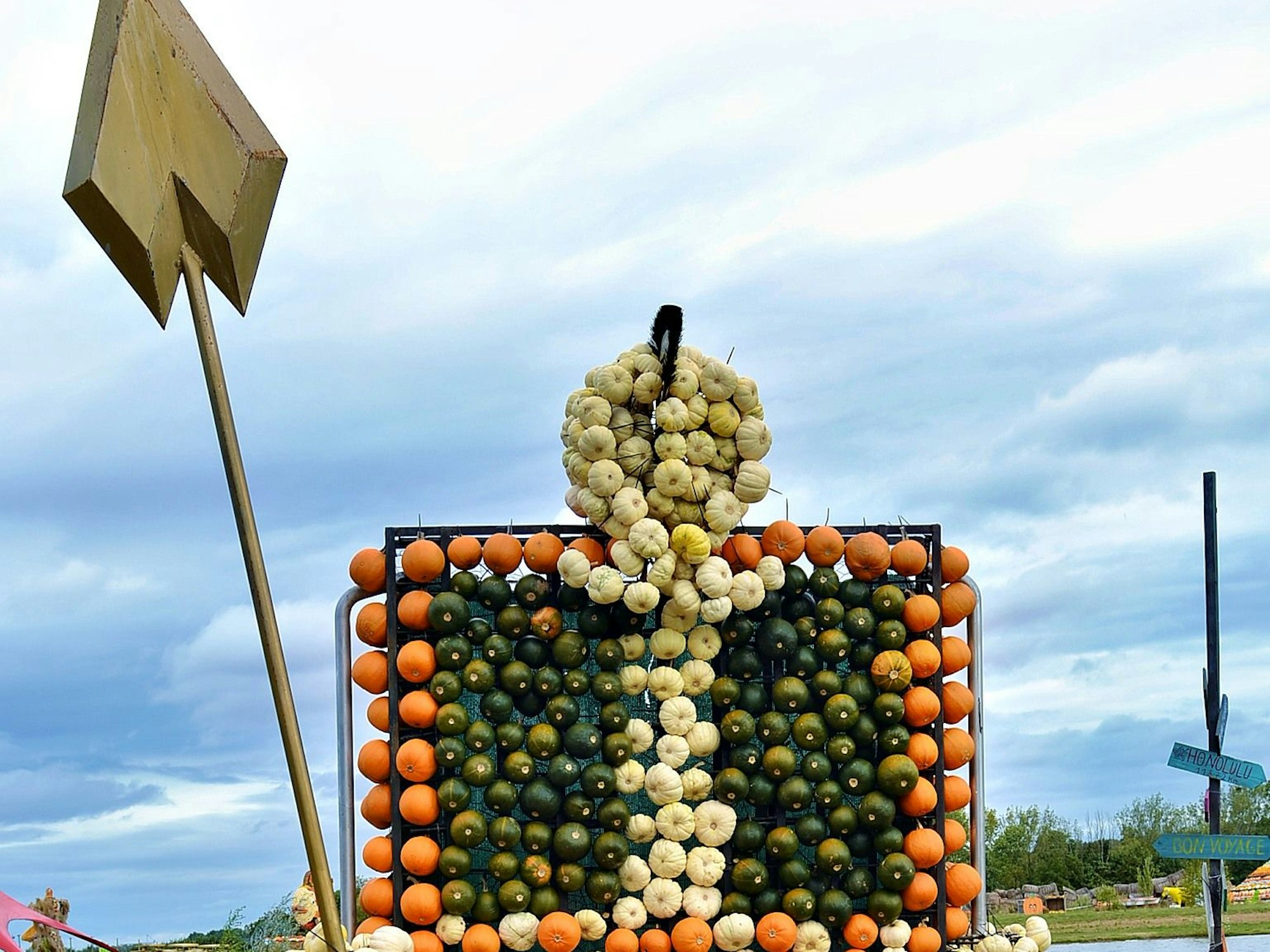 Das Bild zeigt eine aus Kürbissen gestaltete Figur mit Dreizack.