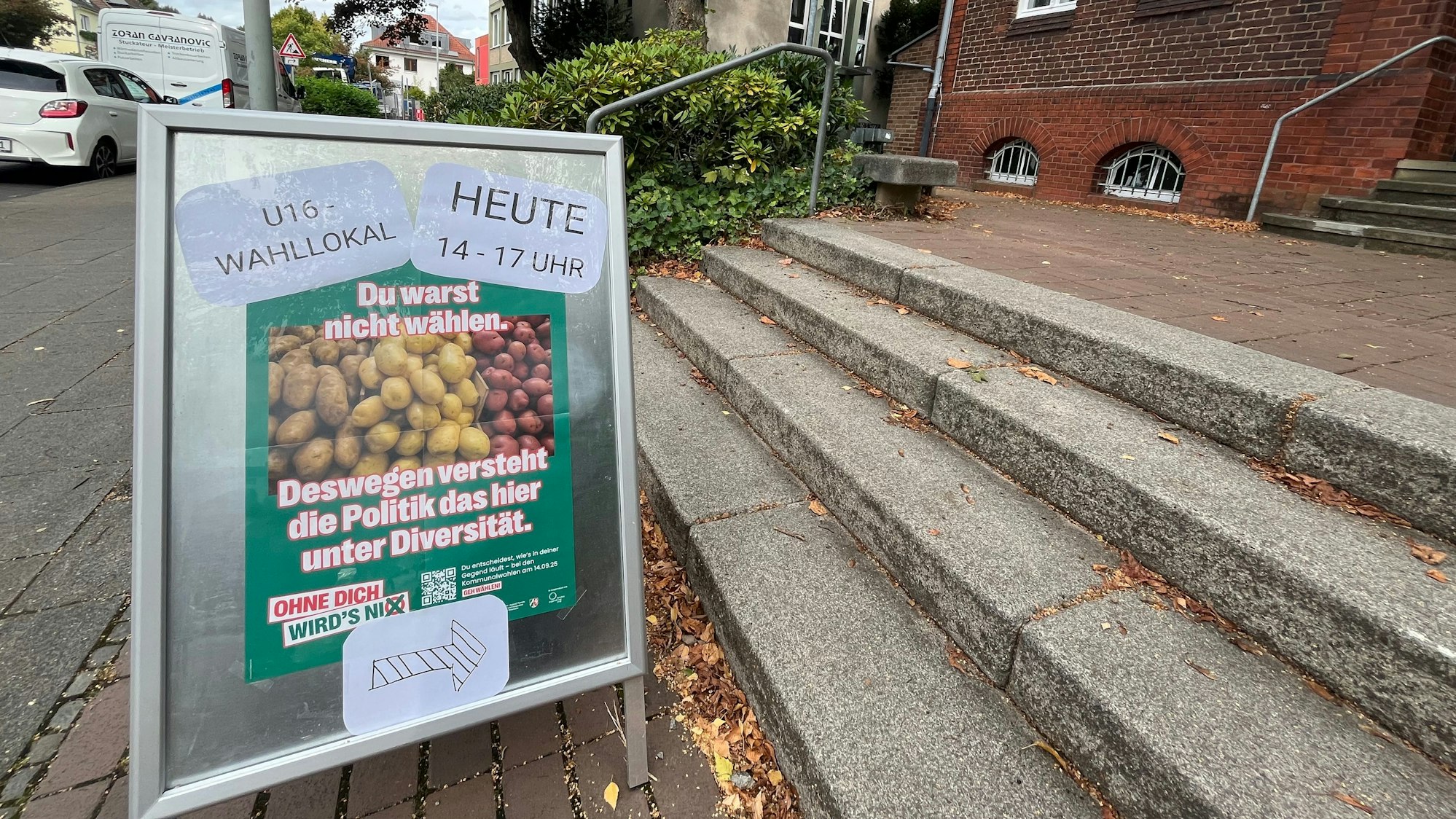 Wahllokal vor dem Opladener Gemeindezentrum