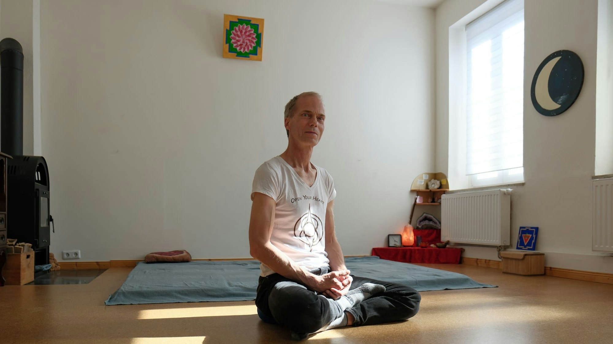 Helfried Lohmann ist Yoga- und Tantralehrer. Das Ordnungsamt Leipzig will, dass er sich als Prostituierter meldet.
