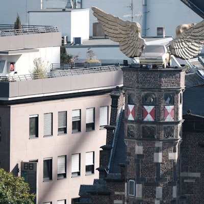 05.10.2021, Köln: Flügelauto HA Schult auf dem Zeughaus, Kölnisches Stadtmuseum. Foto: Max Grönert