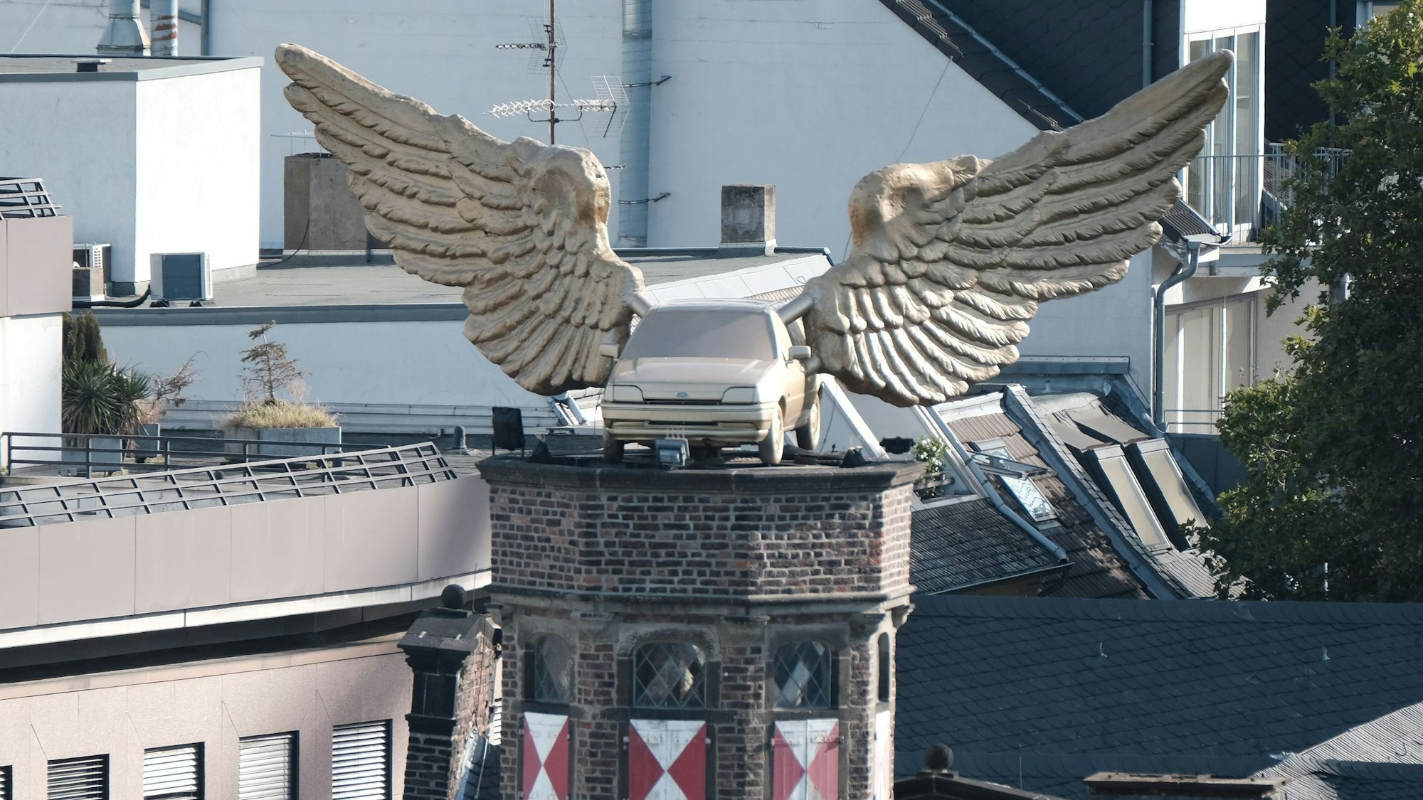 05.10.2021, Köln: Flügelauto HA Schult auf dem Zeughaus, Kölnisches Stadtmuseum. Foto: Max Grönert