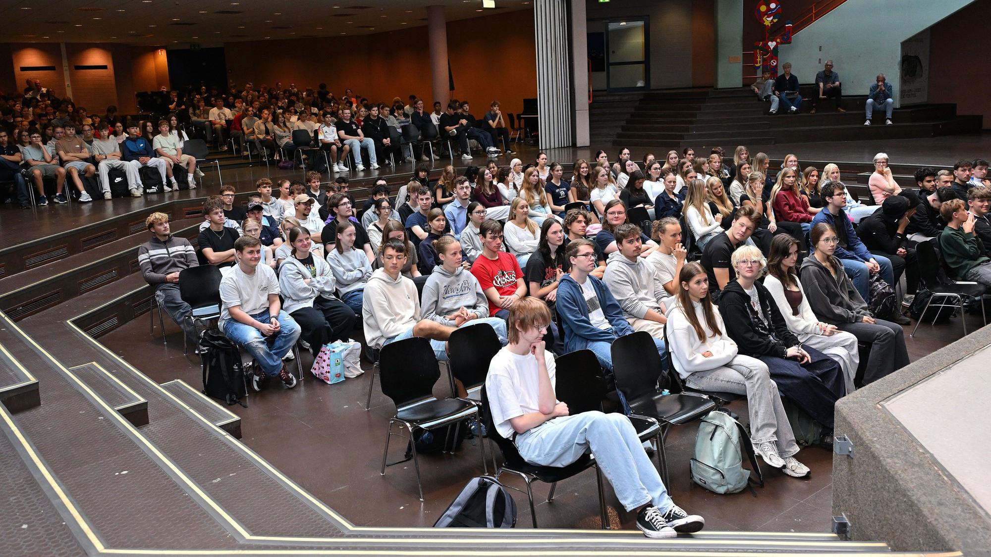 Alle Stühle in der Aula sind besetzt.