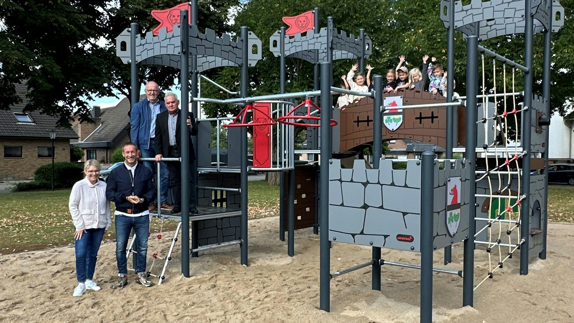Elsdorfs Bürgermeister Andreas Heller (2.v.l.) freut sich, dass der Spielplatz kurz vor dem Wahltermin fertig geworden ist.