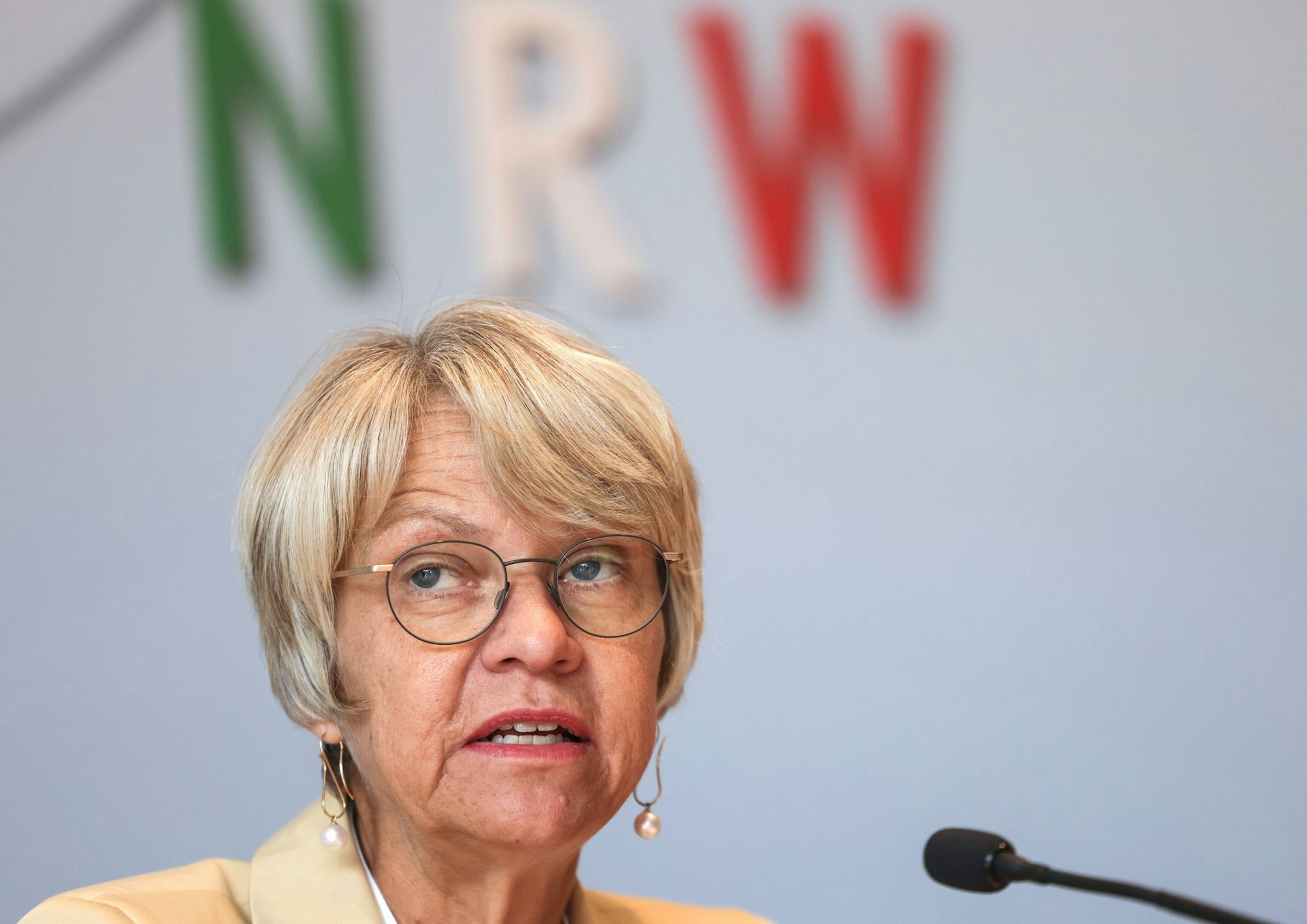 NRW-Schulministerin Dorothee Feller (CDU) sichert dem betroffenen Berufskolleg nach einer Messerattacke Hilfen zu. (Archivbild)