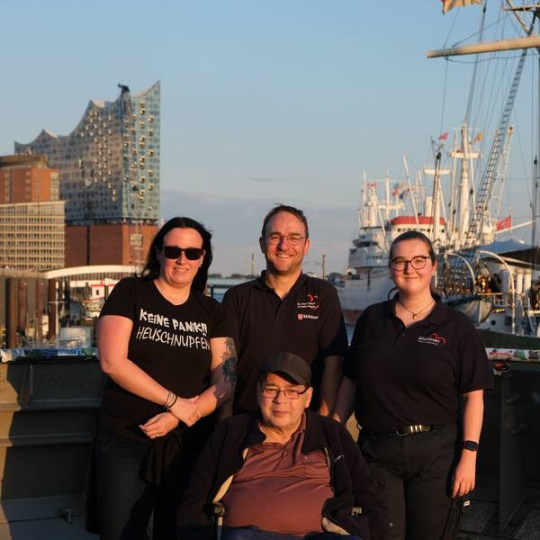 Die Gruppe um Kathrin Hönscheid, Marcel Schulze und Julia Makowski steht mit Klaus Kleintjes vor der Hamburger Elbphilharmonie.