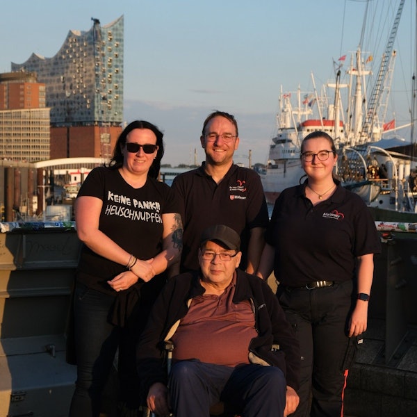 Die Gruppe um Kathrin Hönscheid, Marcel Schulze und Julia Makowski steht mit Klaus Kleintjes vor der Hamburger Elbphilharmonie.